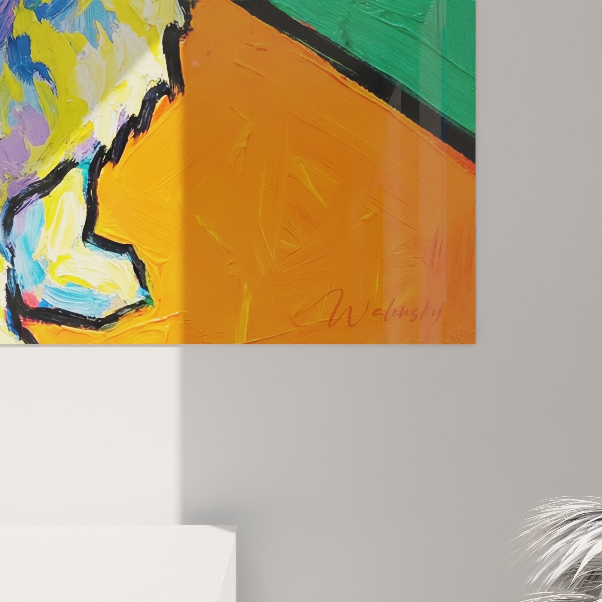 Vista d'insieme del quadro Bichon Maltese colorato con cornice in un interno contemporaneo