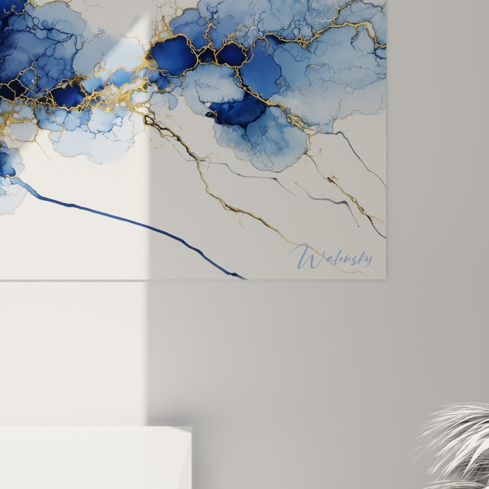 Vue d'ensemble du tableau abstrait bleu et or dans un interieur contemporain elegant
