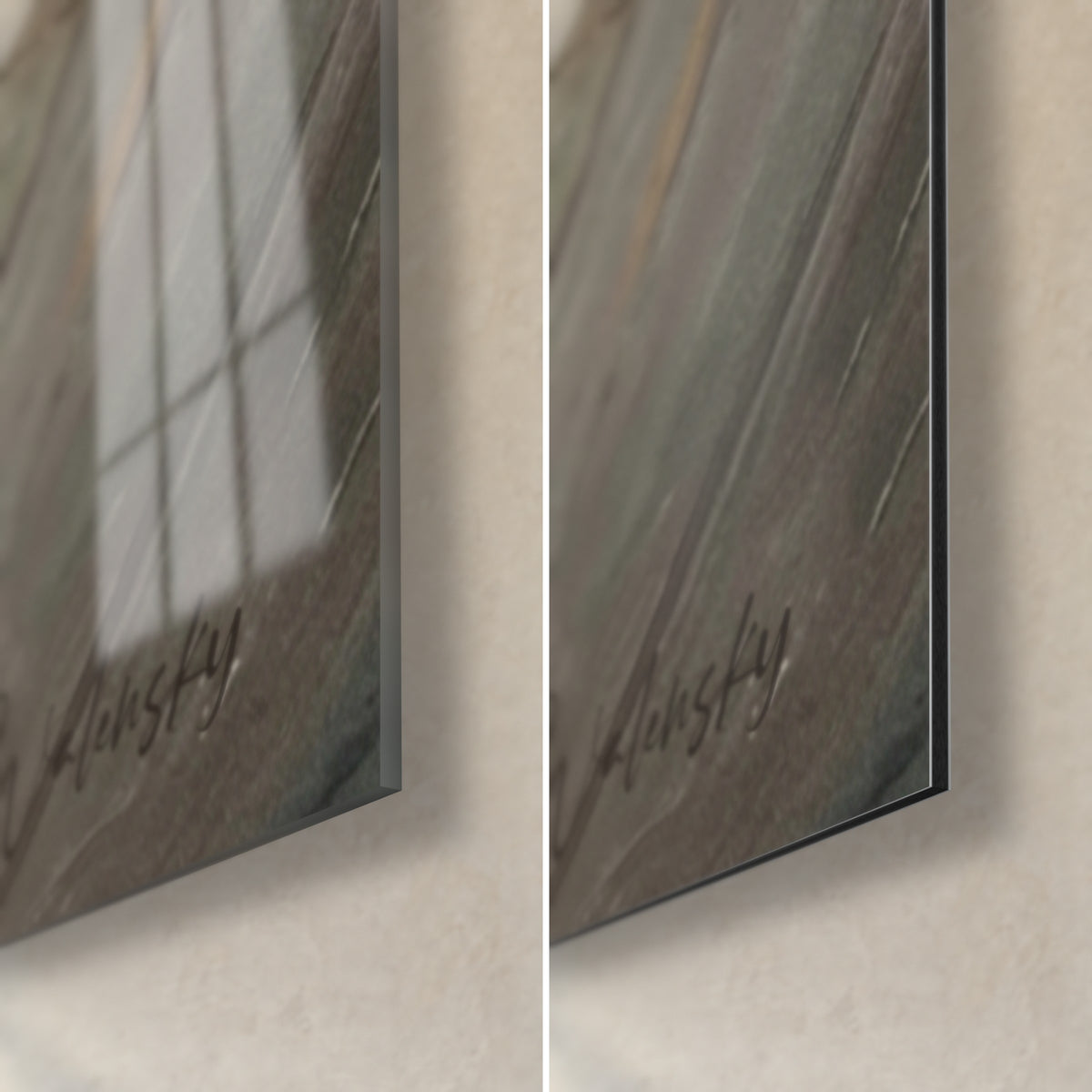 Obraz śpiący buldog, błyszczące refleksy na szkle akrylowym po lewej, matowe szare aluminium Dibond po prawej, 3 mm krawędź i podpis widoczne