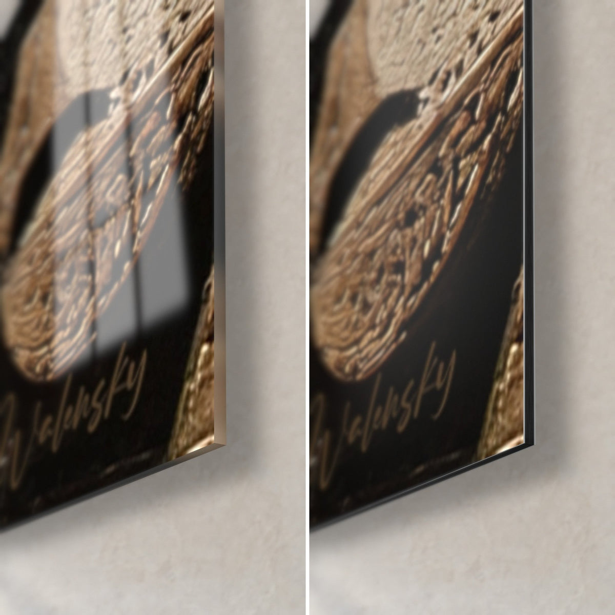 Cuadro con caligrafía árabe negra y arena, esquina inferior derecha: cristal acrílico brillante a la izquierda, aluminio Dibond mate a la derecha, canto de 3 mm