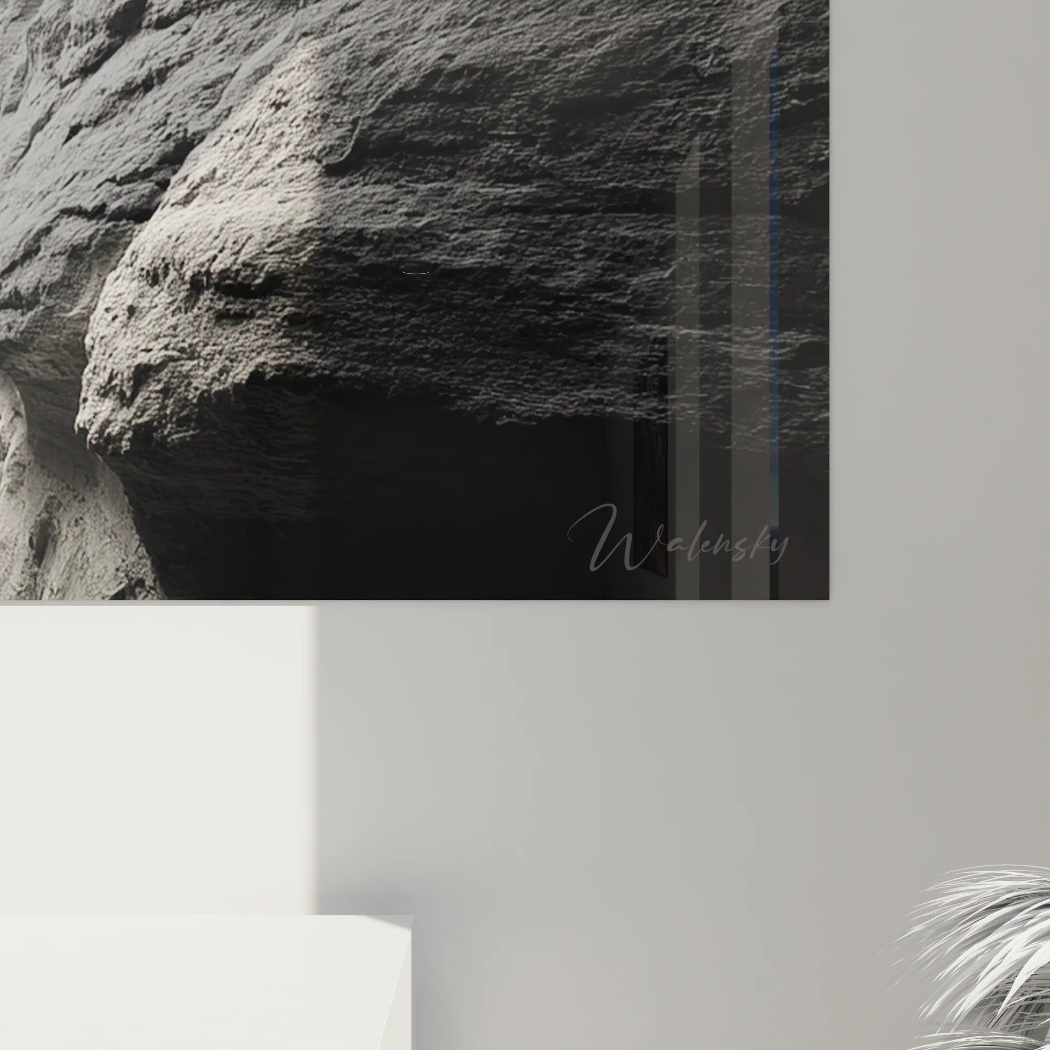 Vue d'ensemble du tableau canyon noir et blanc dans un intérieur contemporain minimaliste