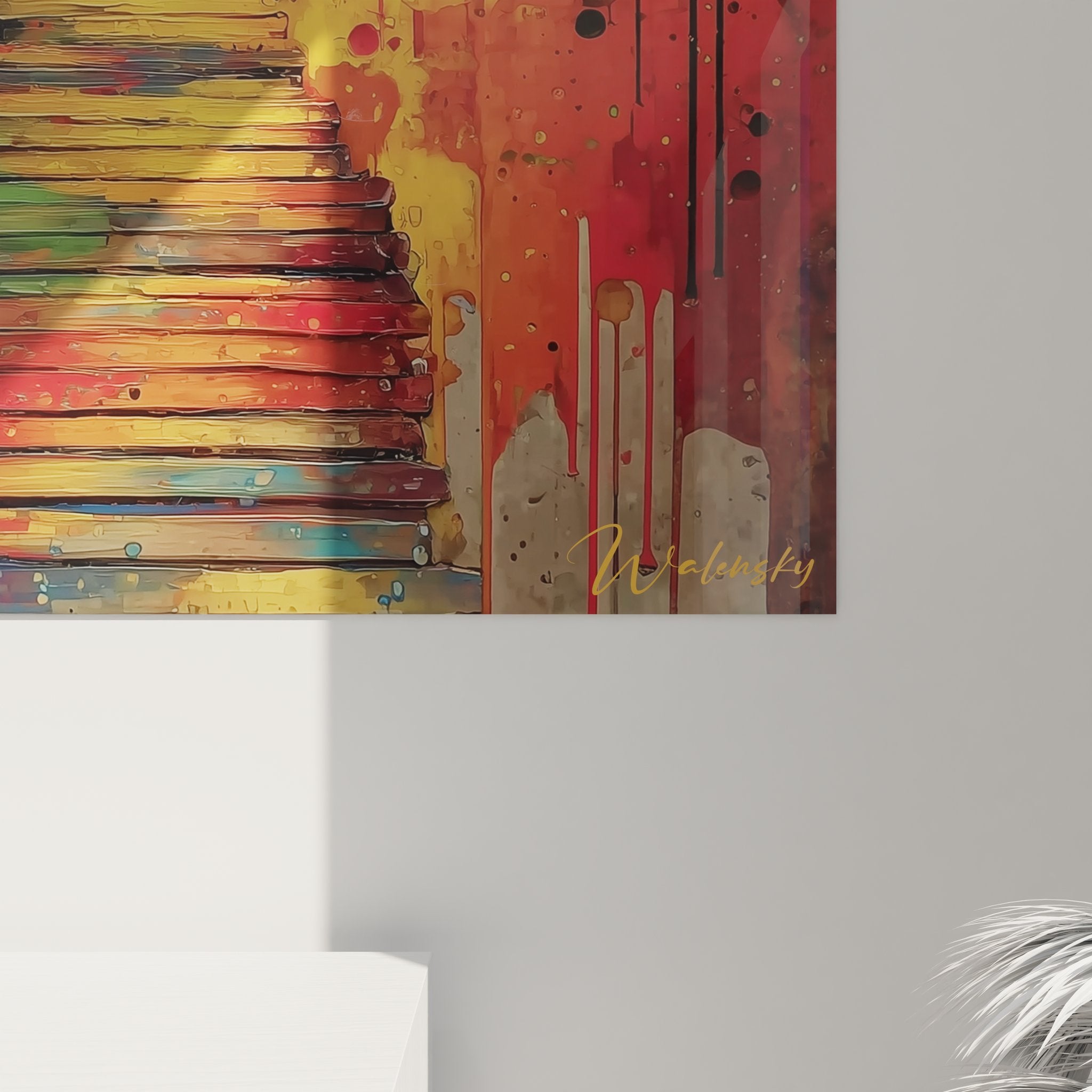 Vue d'ensemble du tableau cascade multicolore exposé sur mur blanc montrant l'effet décoratif complet