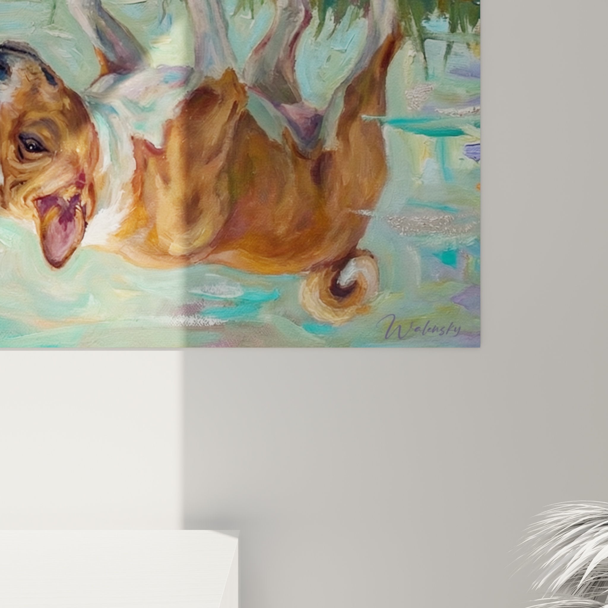 Übersichtsansicht des Basenji-Gemäldes in zeitgenössischem Interieur mit harmonischer grüner und beigefarbener Dekoration