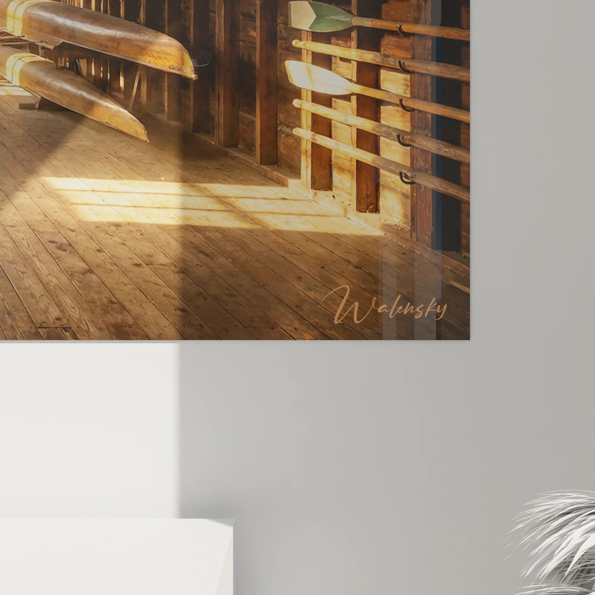 Vue ensemble tableau atelier maritime avec collection avirons anciens décoration murale nautique