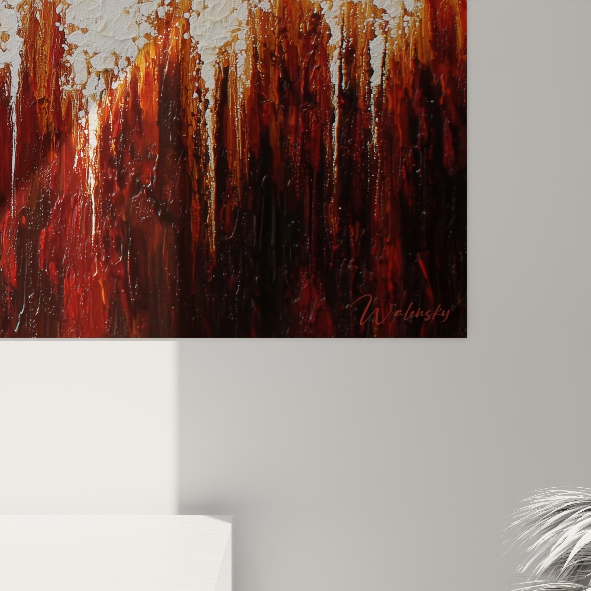 Vue ensemble tableau panoramique coulures rouges sur mur blanc decoration moderne