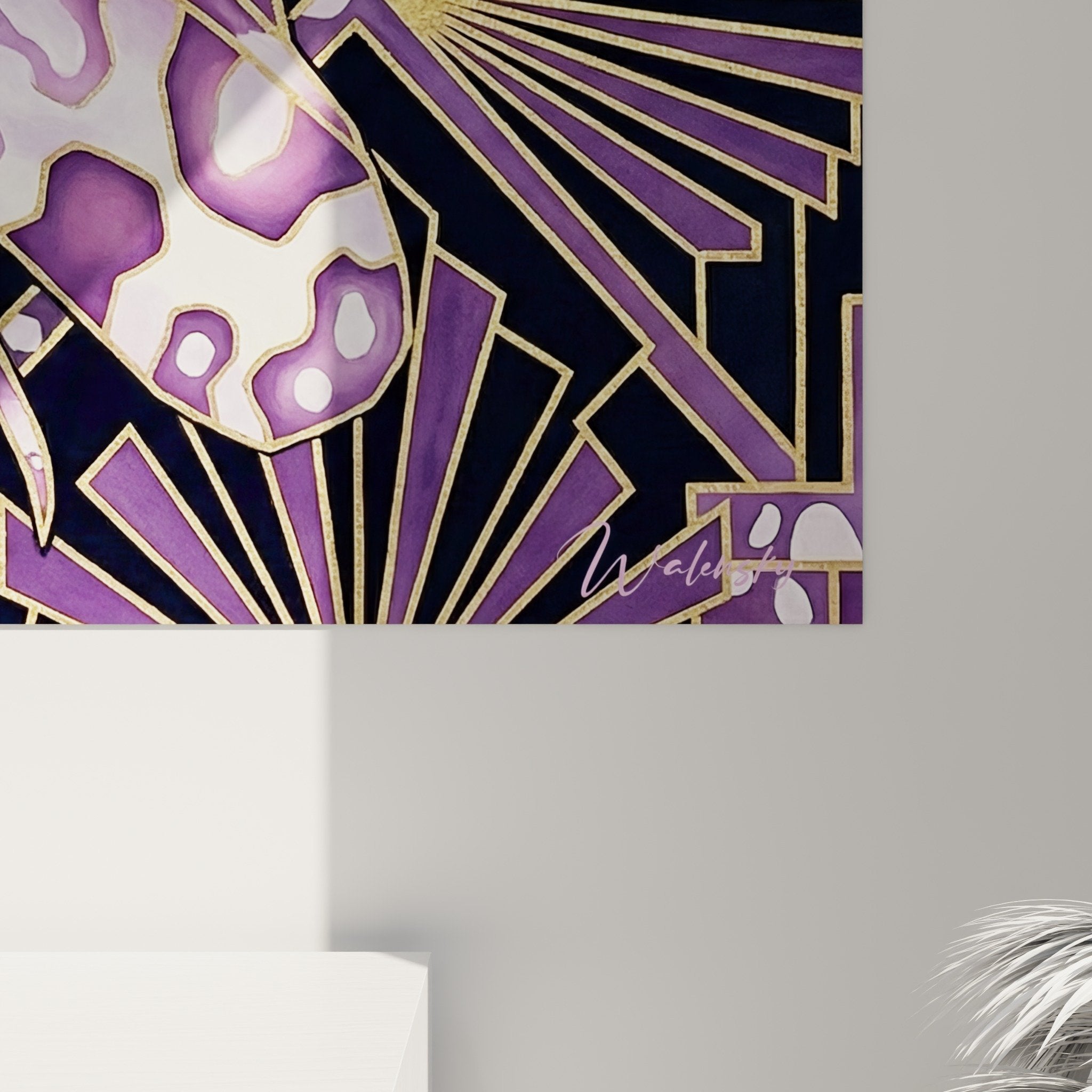 Gesamtansicht Shrimps-Kunstwerk Art-Deco Violett Gold in zeitgenössischem Interieur Marine-Dekoration
