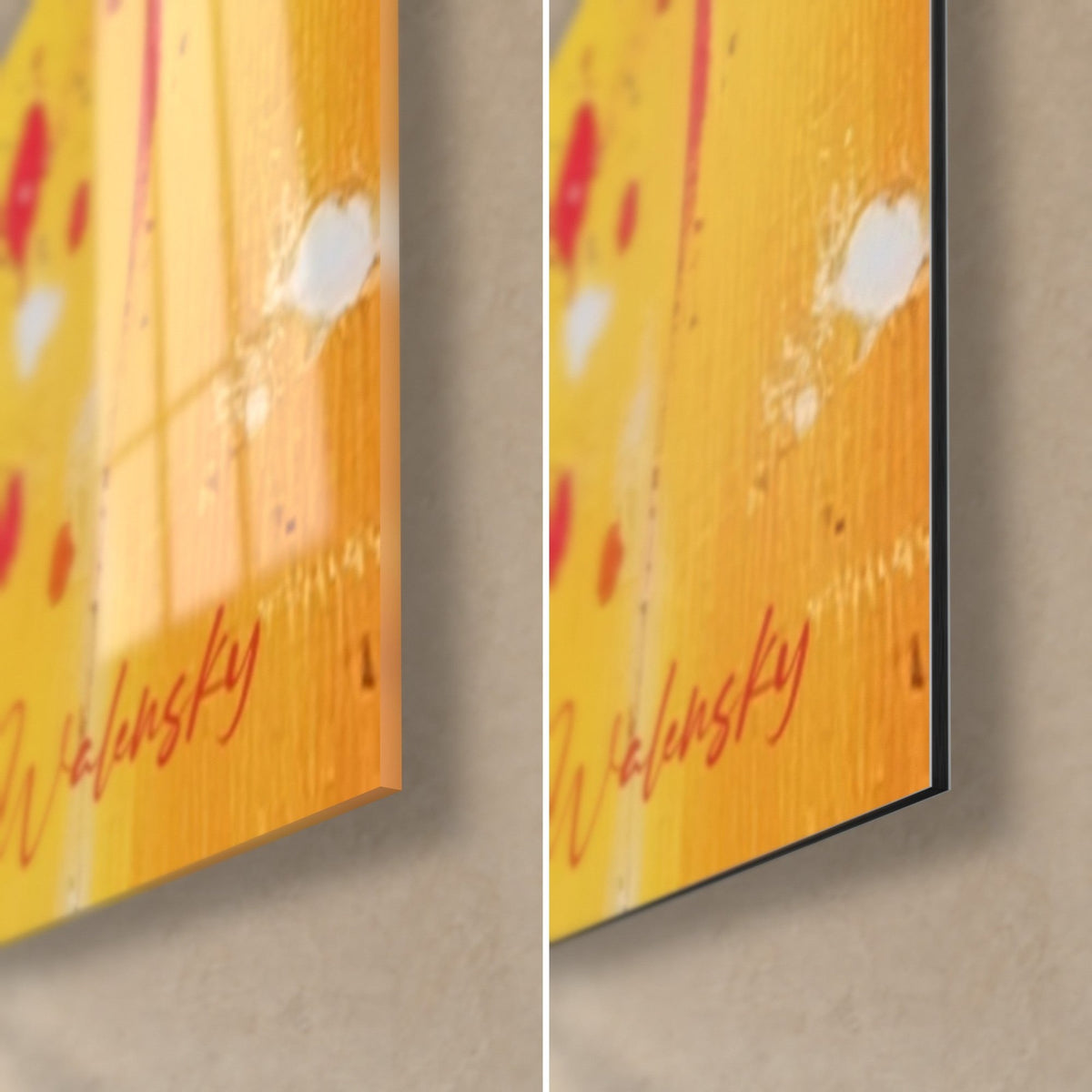 Schilderij muze met blauwe oogleden, mosterdgeel bespat met roze, hoek rechtsonder van glanzend glas en mat Dibond, 3 mm dik