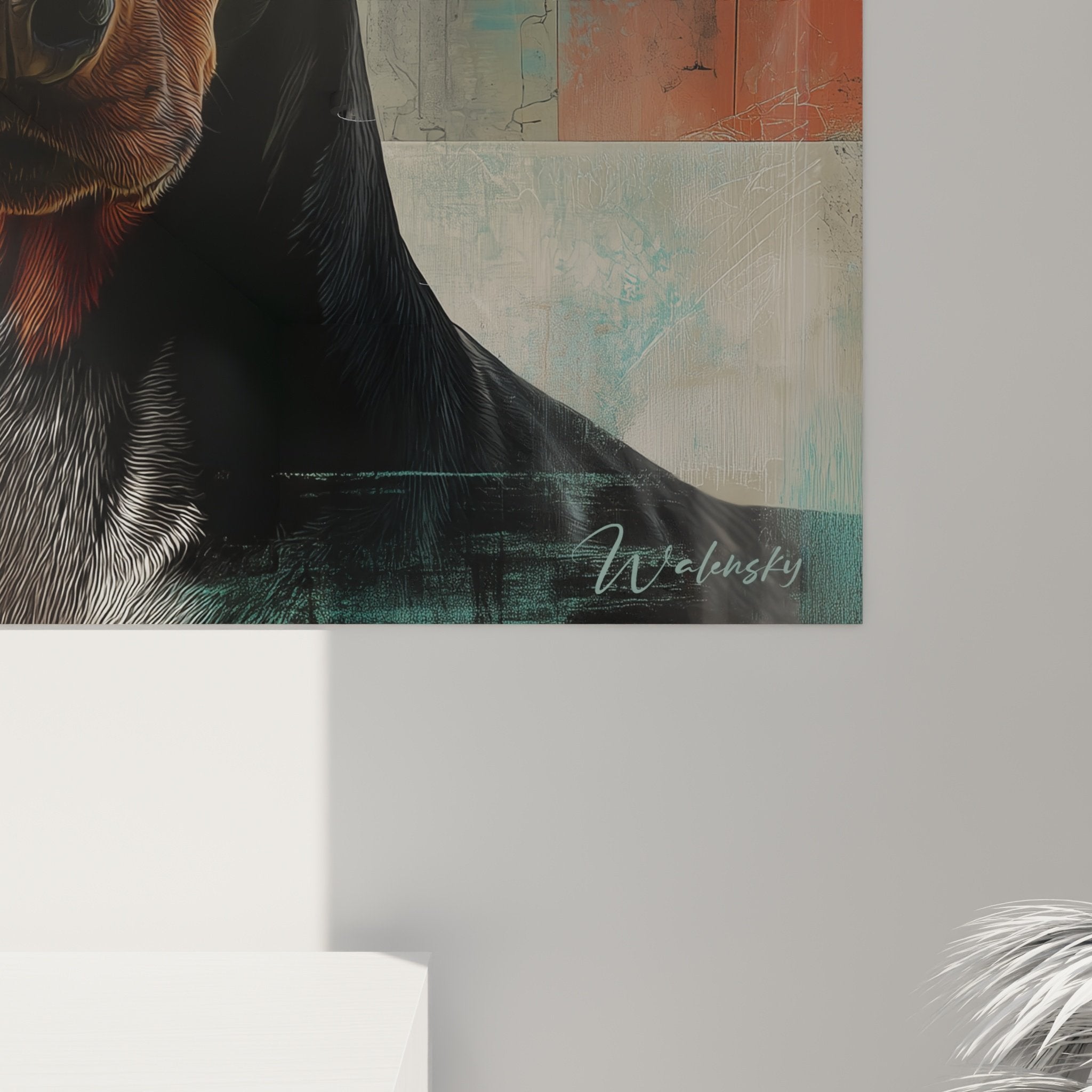 Vista d'insieme quadro Doberman in interno contemporaneo, formato panoramico, decorazione canina raffinata