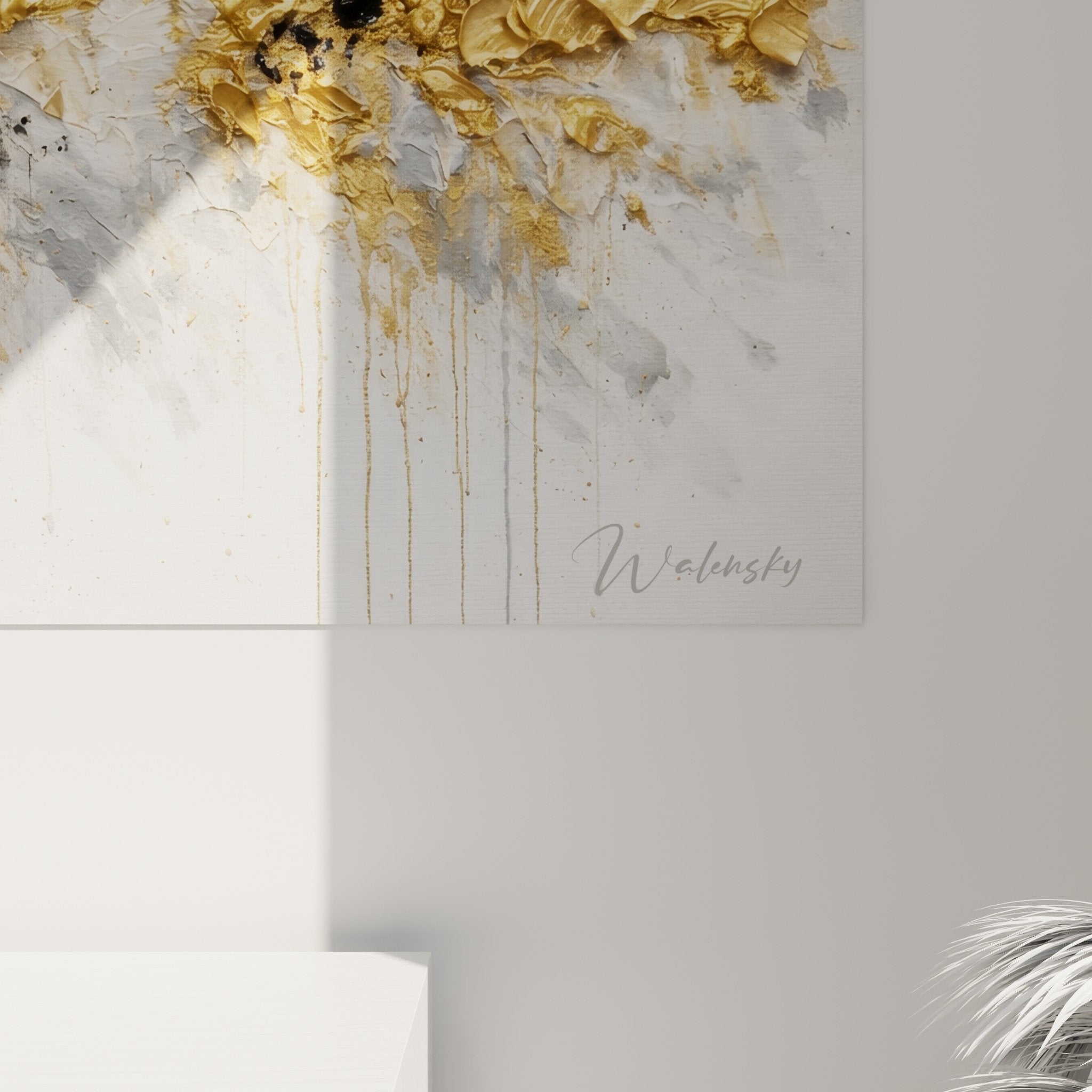 Vue d'ensemble tableau explosion dorée dans intérieur moderne aux murs blancs