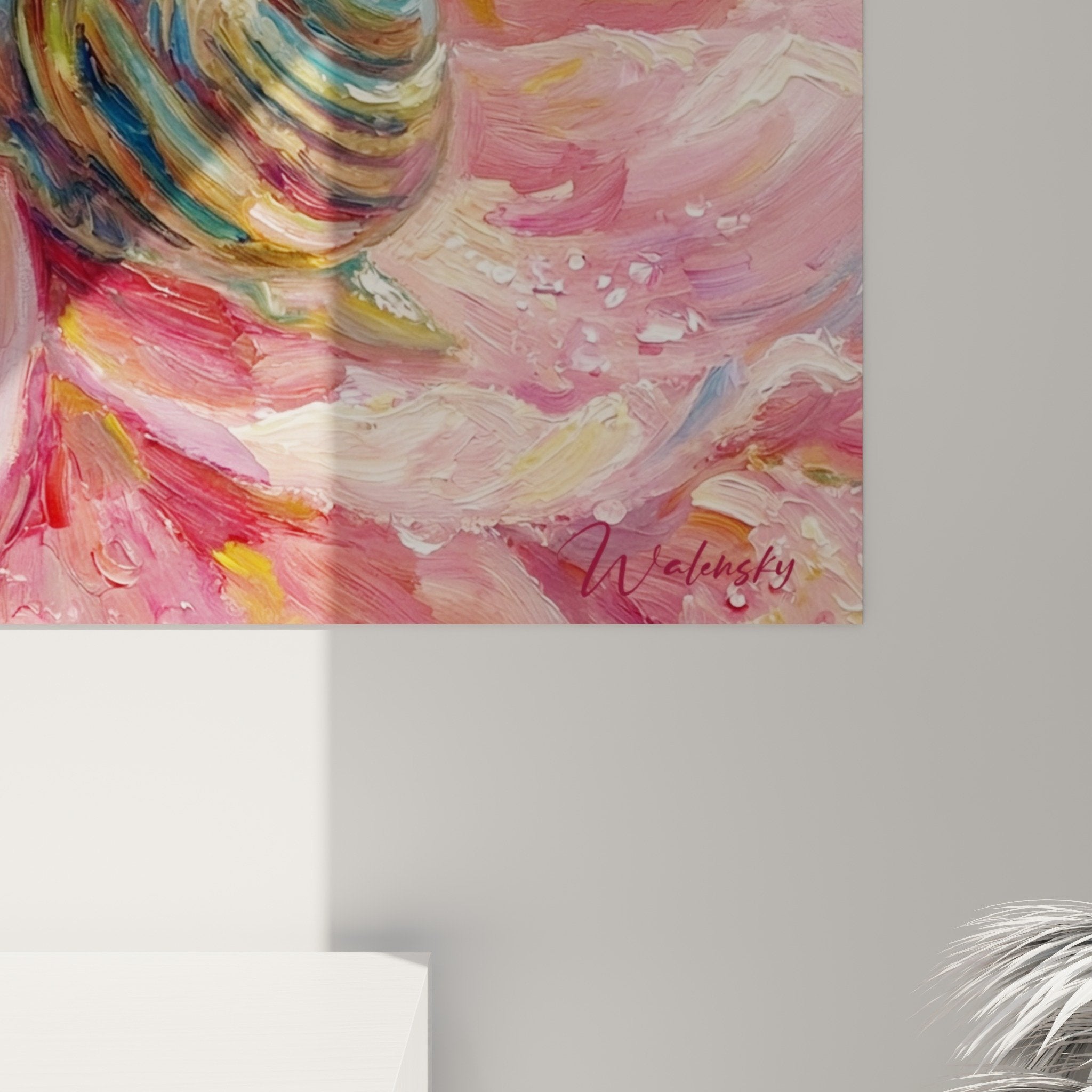 Übersichtsansicht romantisches Schnecken-Gemälde auf rosa Blume, zarte Wandkunst