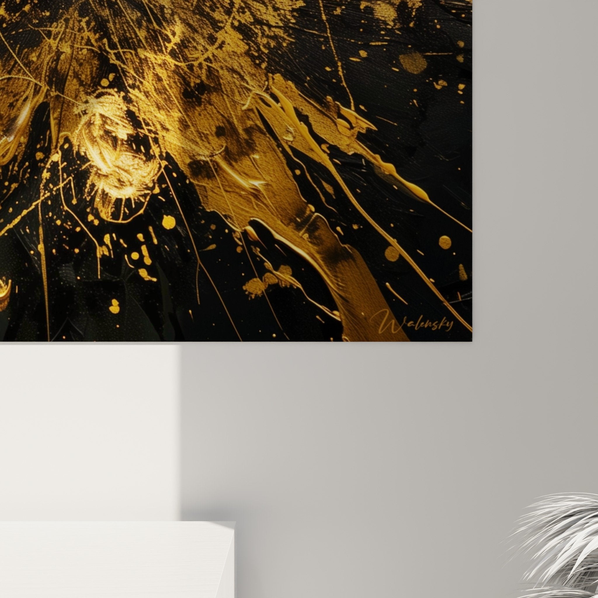Vue d'ensemble tableau abstrait explosion cosmique dorée rayons lumineux fond sombre