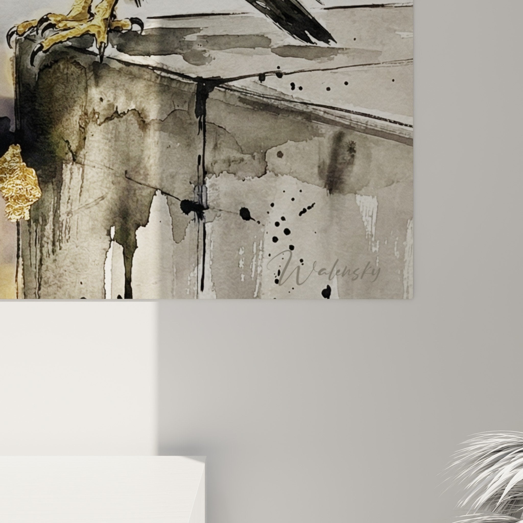 Vue ensemble tableau faucon mural aquarelle moderne lumières dorées décoration intérieur