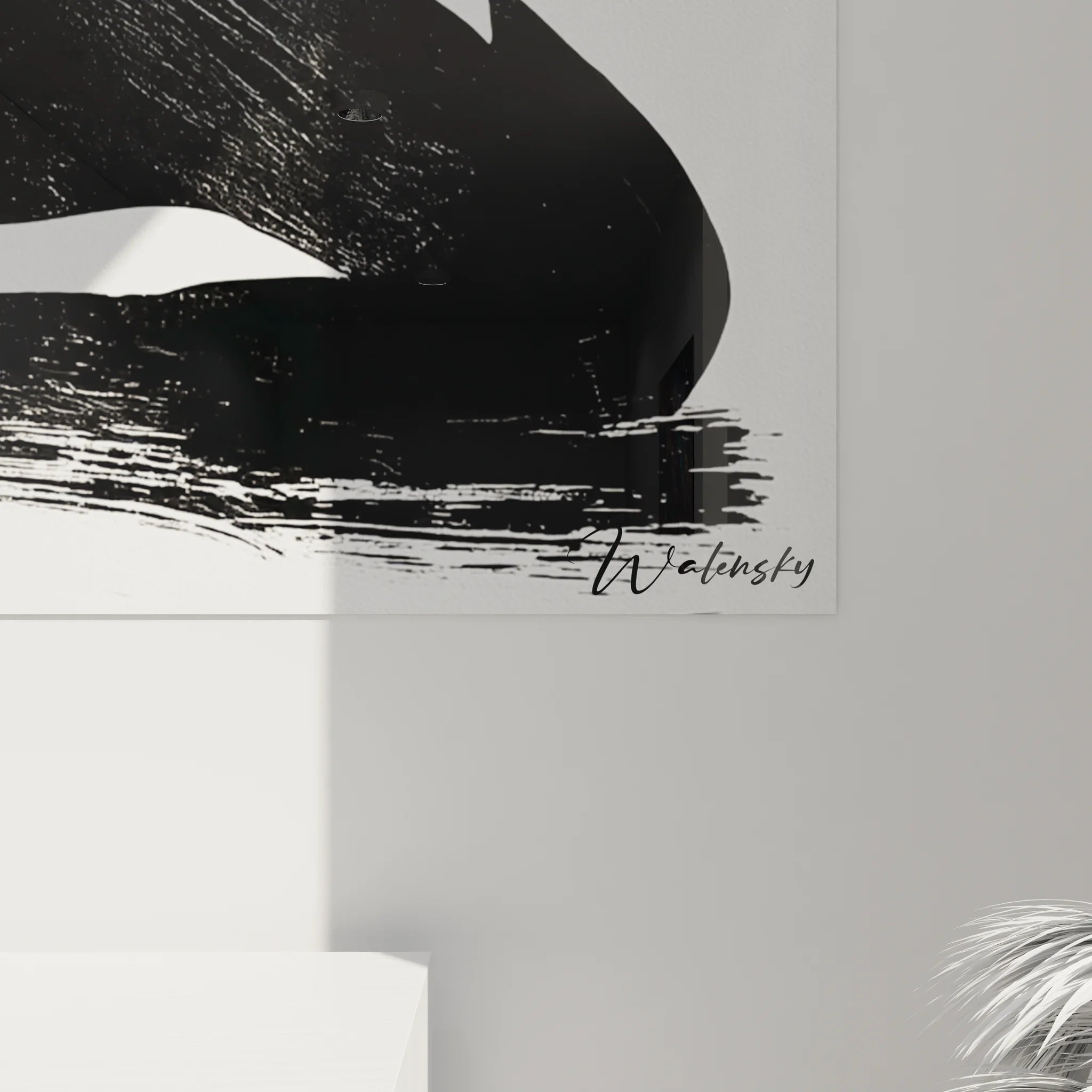 Vue d'ensemble tableau femme assise moderne, œuvre d'art contemporain noir et blanc minimaliste