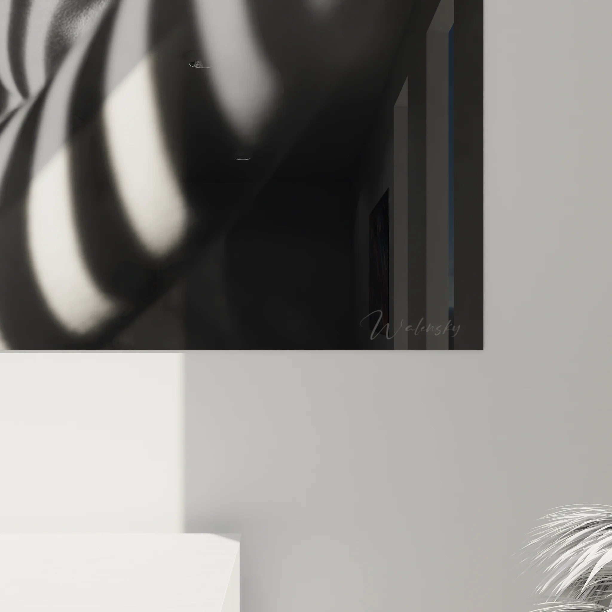 Vue ensemble tableau femme ombres lumineuses noir blanc, œuvre murale décorative pour intérieur moderne