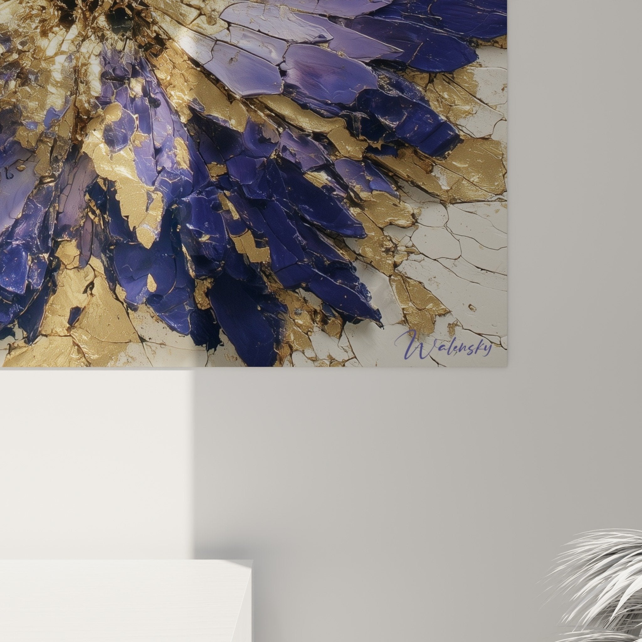 Vue d'ensemble tableau fleur abstraite violette centre doré pétales expansifs composition florale énergisante