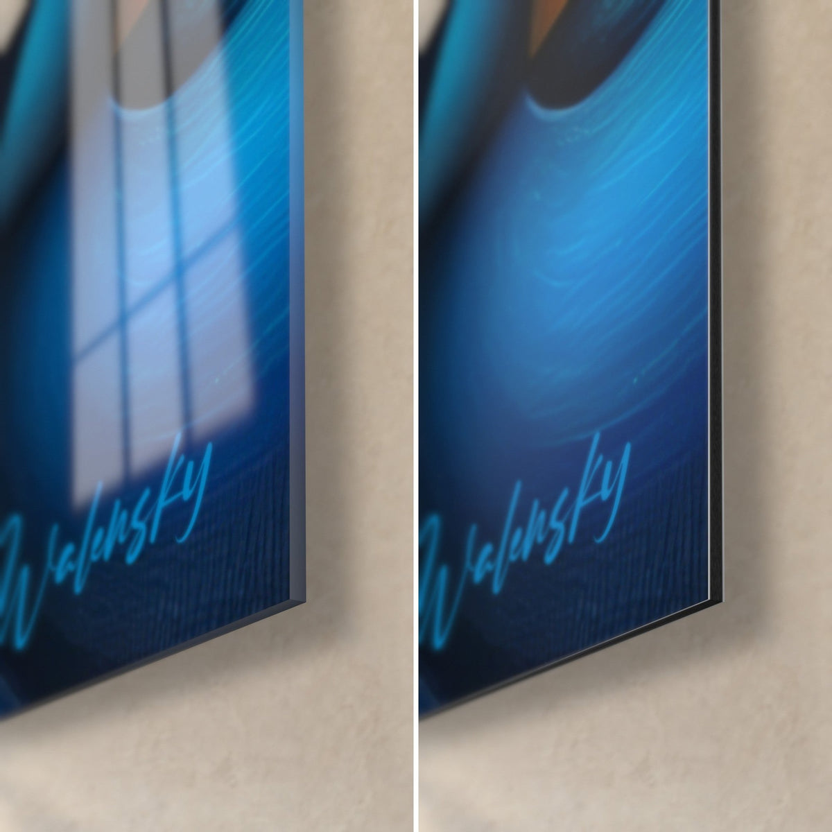 Cuadro con espiral geométrica en azul profundo y naranja, esquina inferior derecha: cristal brillante reflejando una ventana, Dibond mate, canto de 3 mm