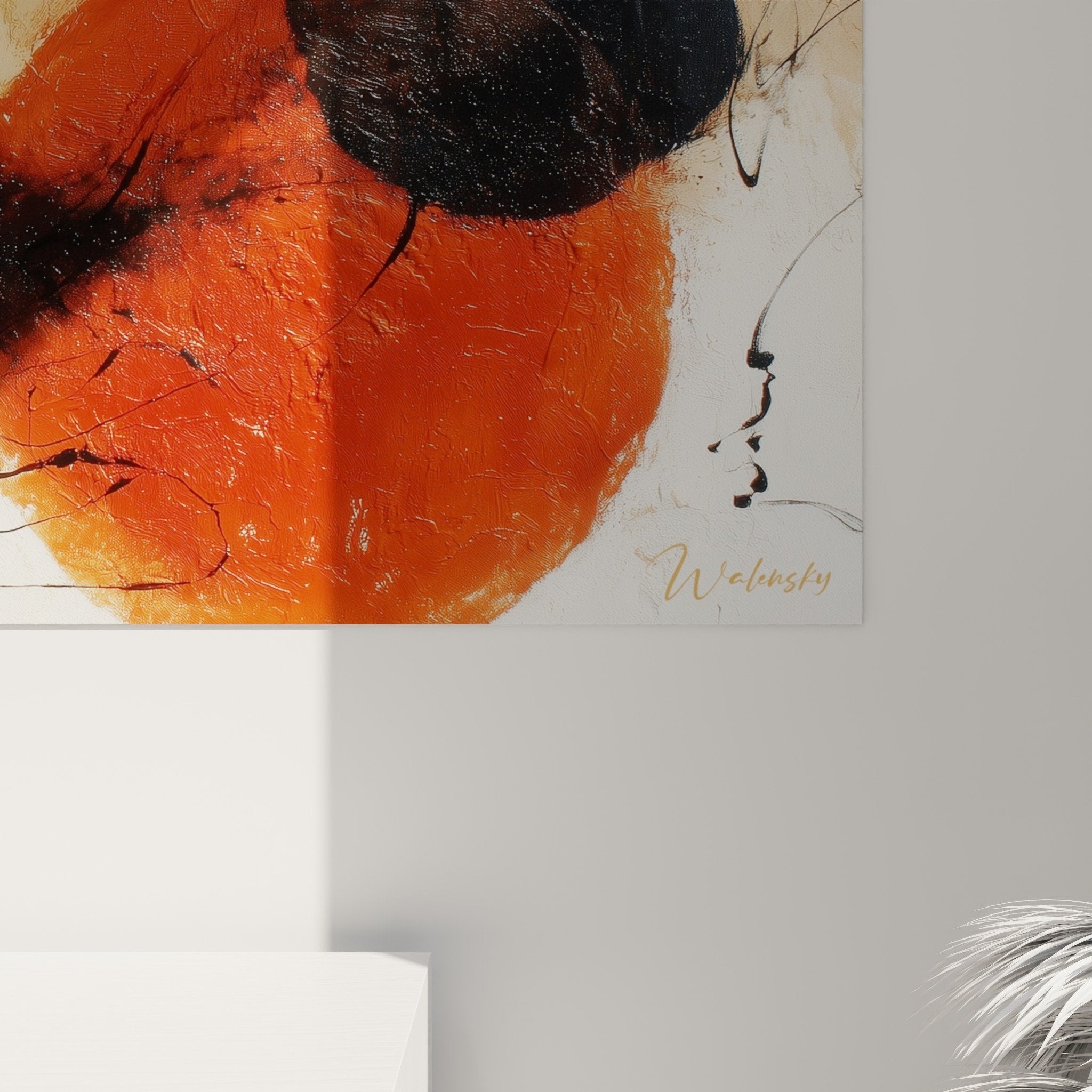 Vue d'ensemble tableau abstrait gestuel orange noir sur mur blanc dans intérieur minimaliste
