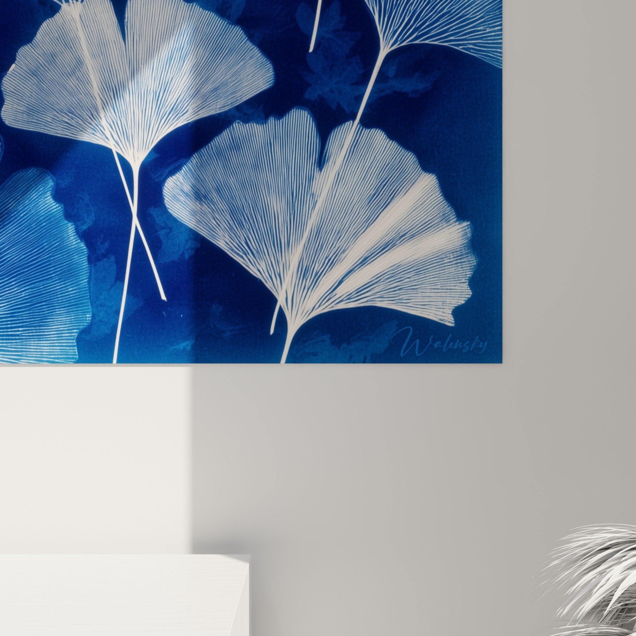 Vue ensemble tableau ginkgo biloba bleu indigo composition botanique murale contemporaine