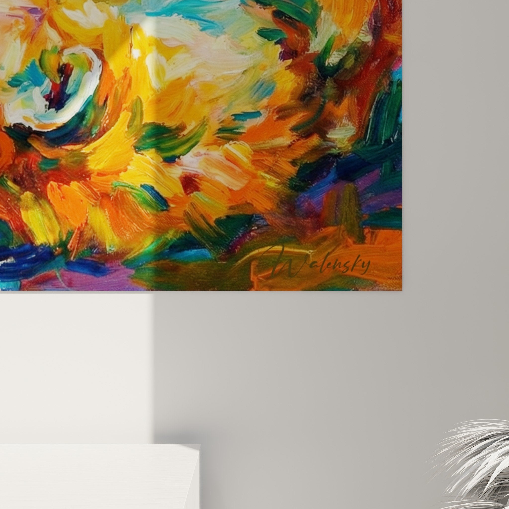 Gesamtansicht des farbenfrohen Hyänentableau in einem zeitgenössischen Interieur mit Ambienteleuchtung