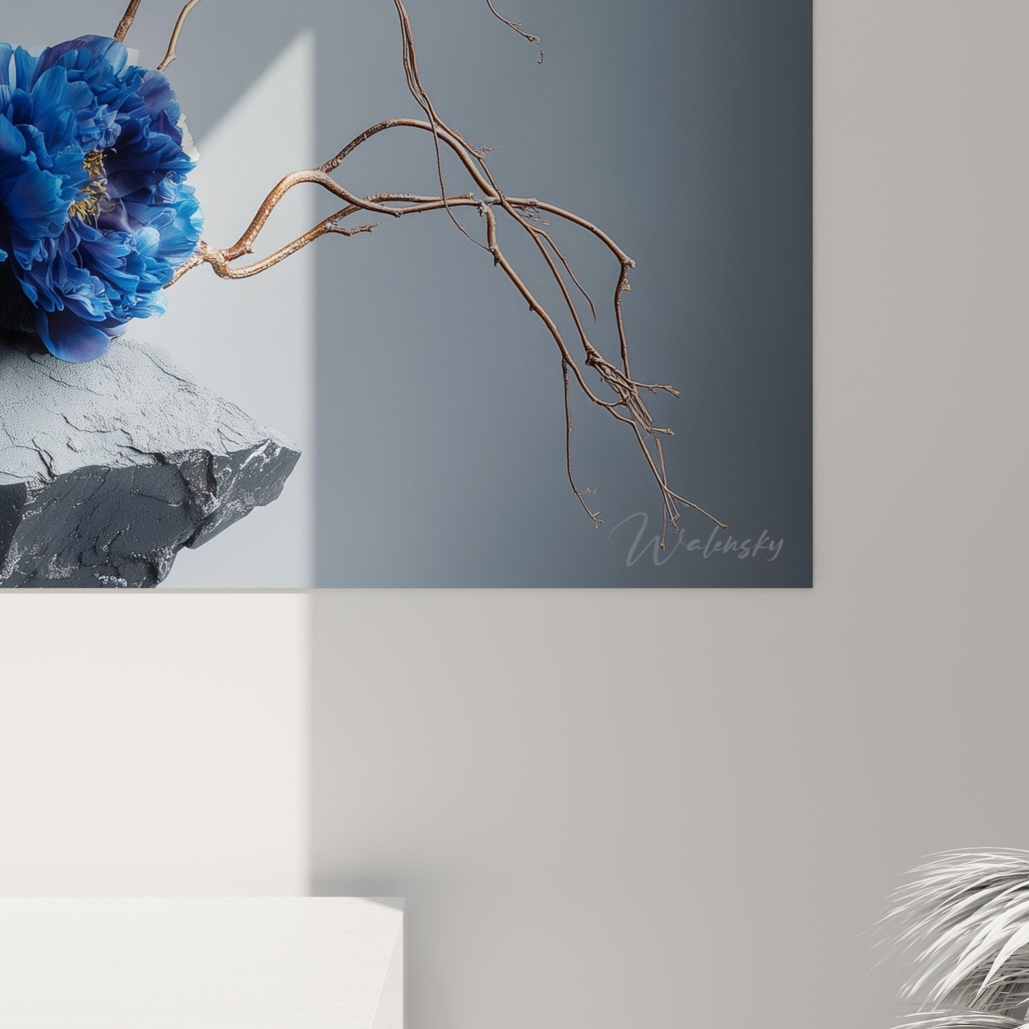 Vue ensemble tableau ikebana horizontal fleurs bleues branches cuivrees sur ardoise decoration murale