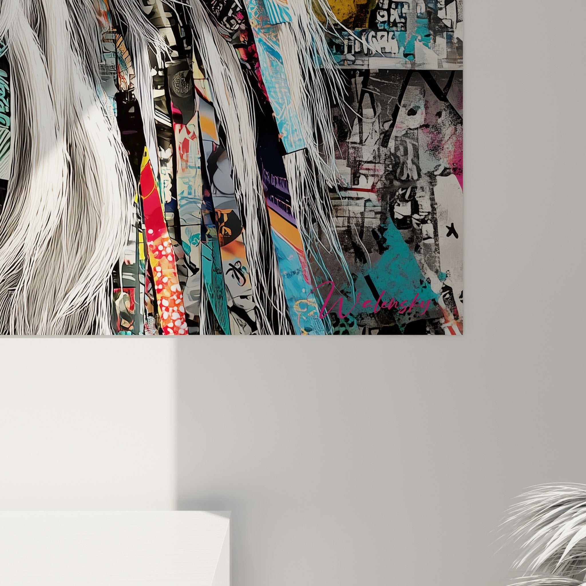 Panoramica del quadro Komondor street art in un interno contemporaneo con pareti bianche