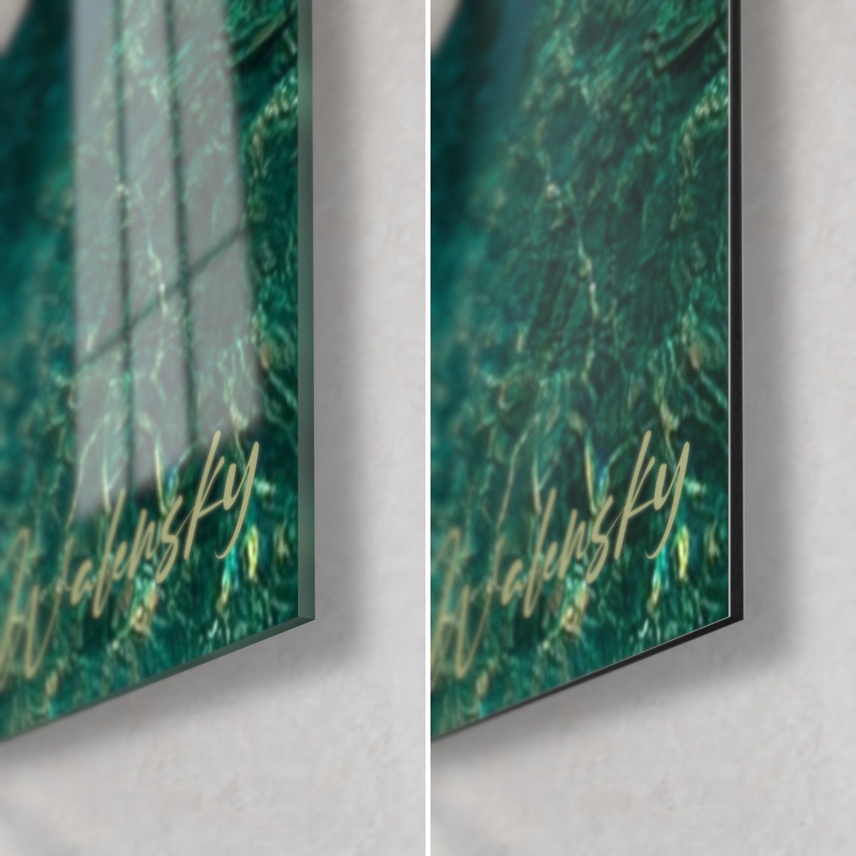 Tableau eau cristalline turquoise et reflets verts, coin bas droit : verre acrylique brillant à gauche, Dibond noir mat à droite