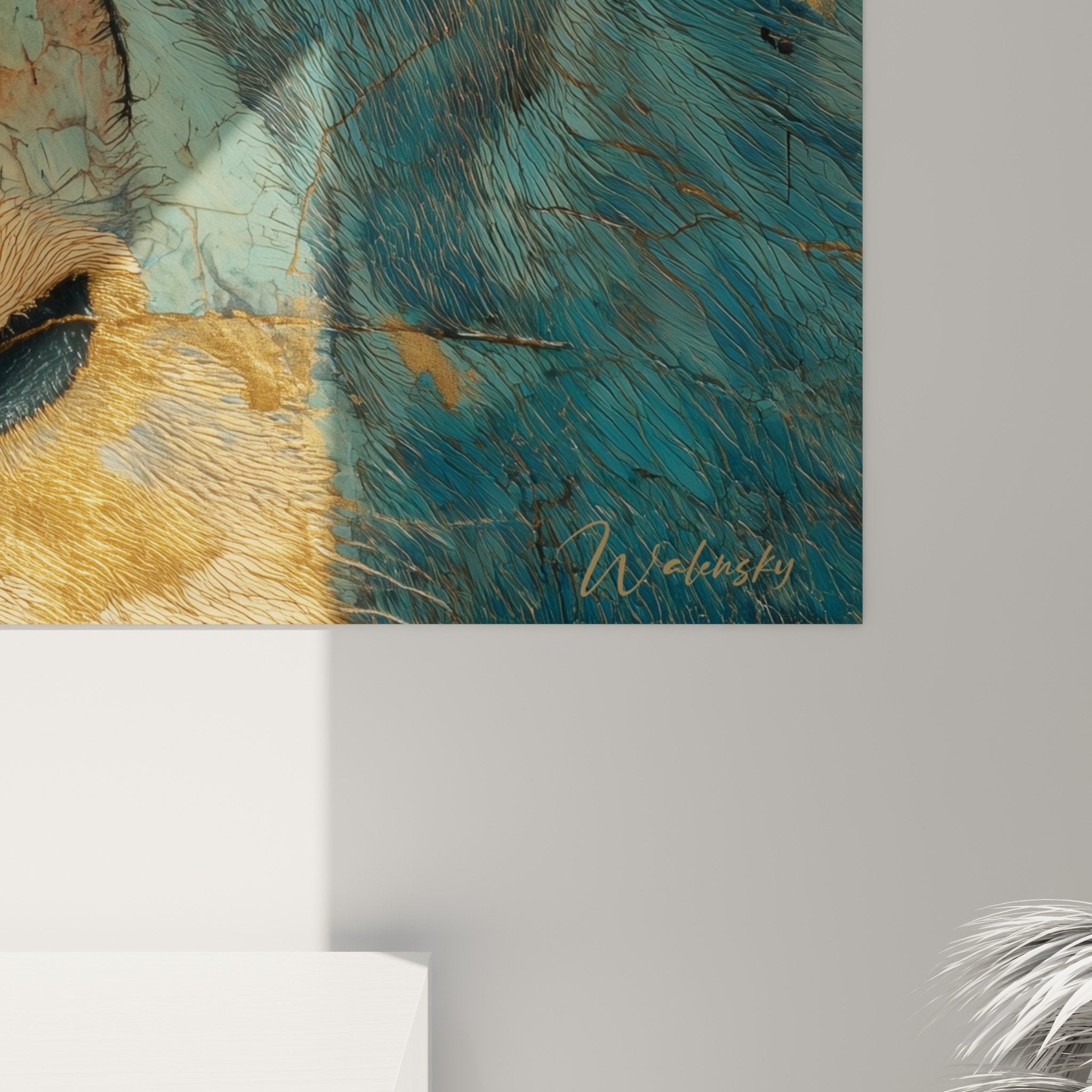 Panoramica del quadro leone blu e oro in interno contemporaneo, effetto decorativo affascinante