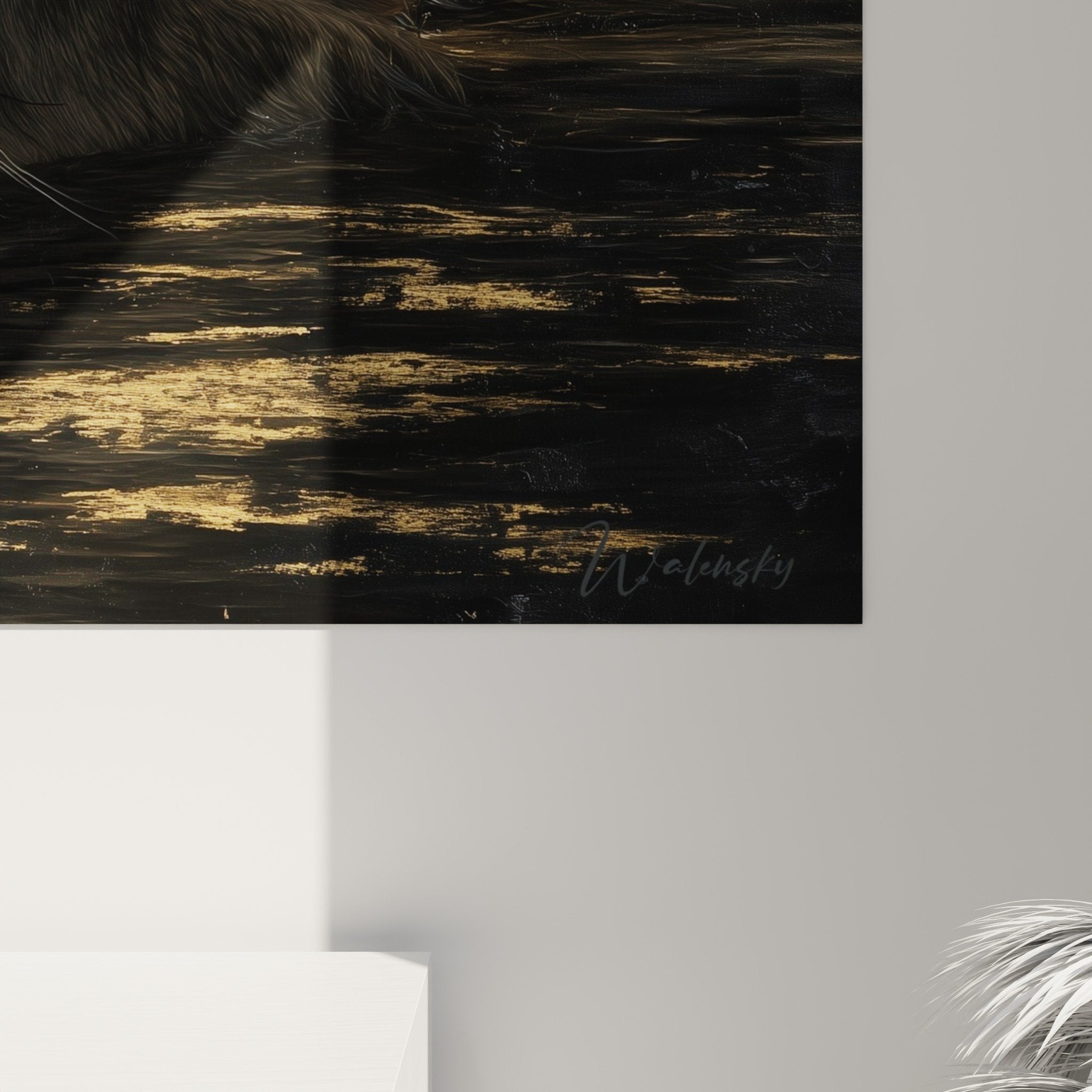 Vue ensemble tableau lion serein reflets dores decoration murale salon