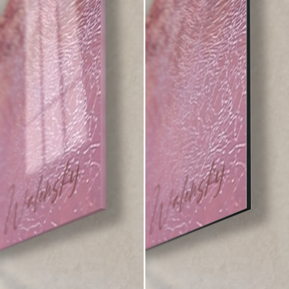 Schilderij leeuwenwelpen van achteren, rechtsonder: glanzend acrylglas met roze reflecties en mat Dibond-aluminium, zwarte rand van 3 mm