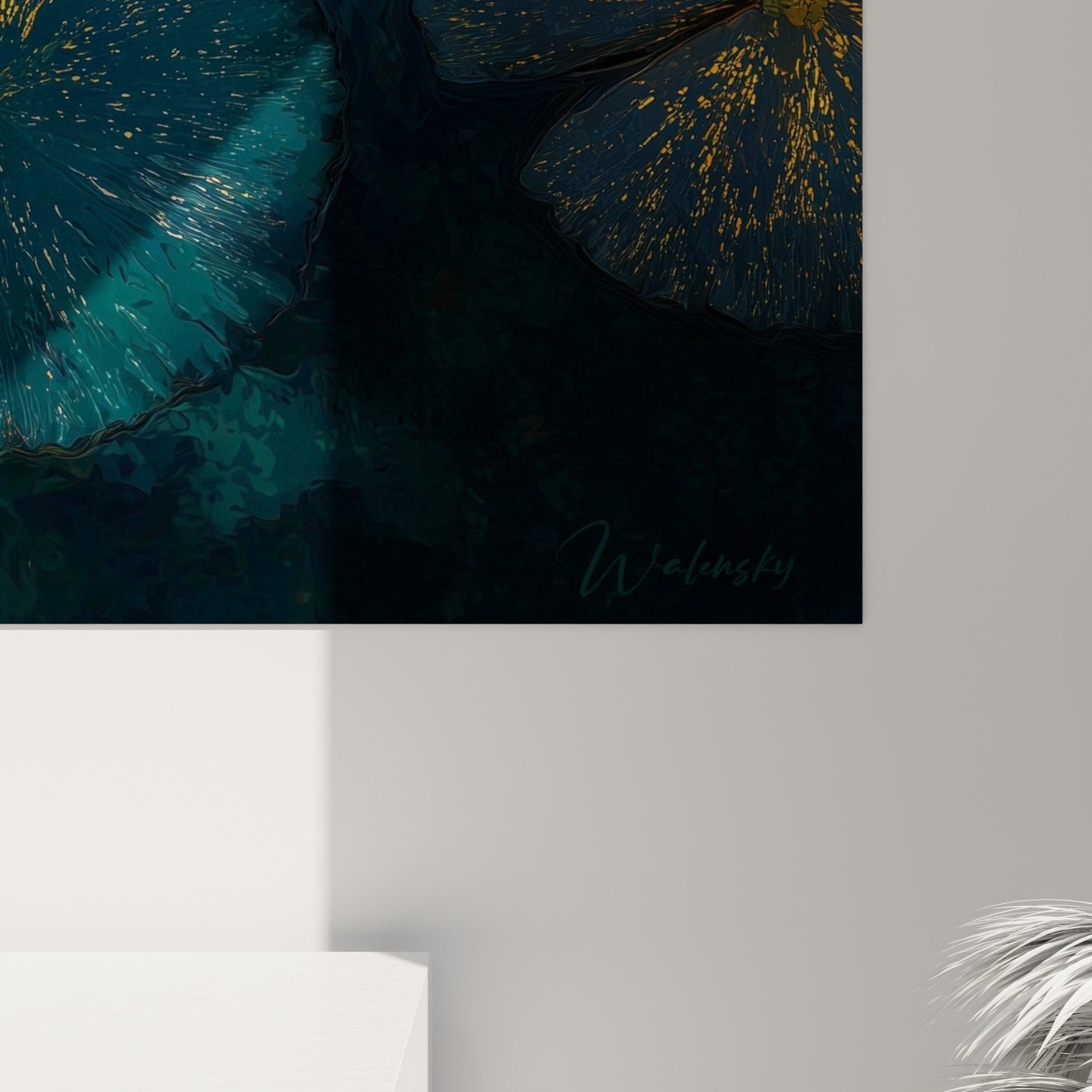 Vue d'ensemble composition artistique lotus blanc et feuilles aux tons bleu canard et reflets precieux