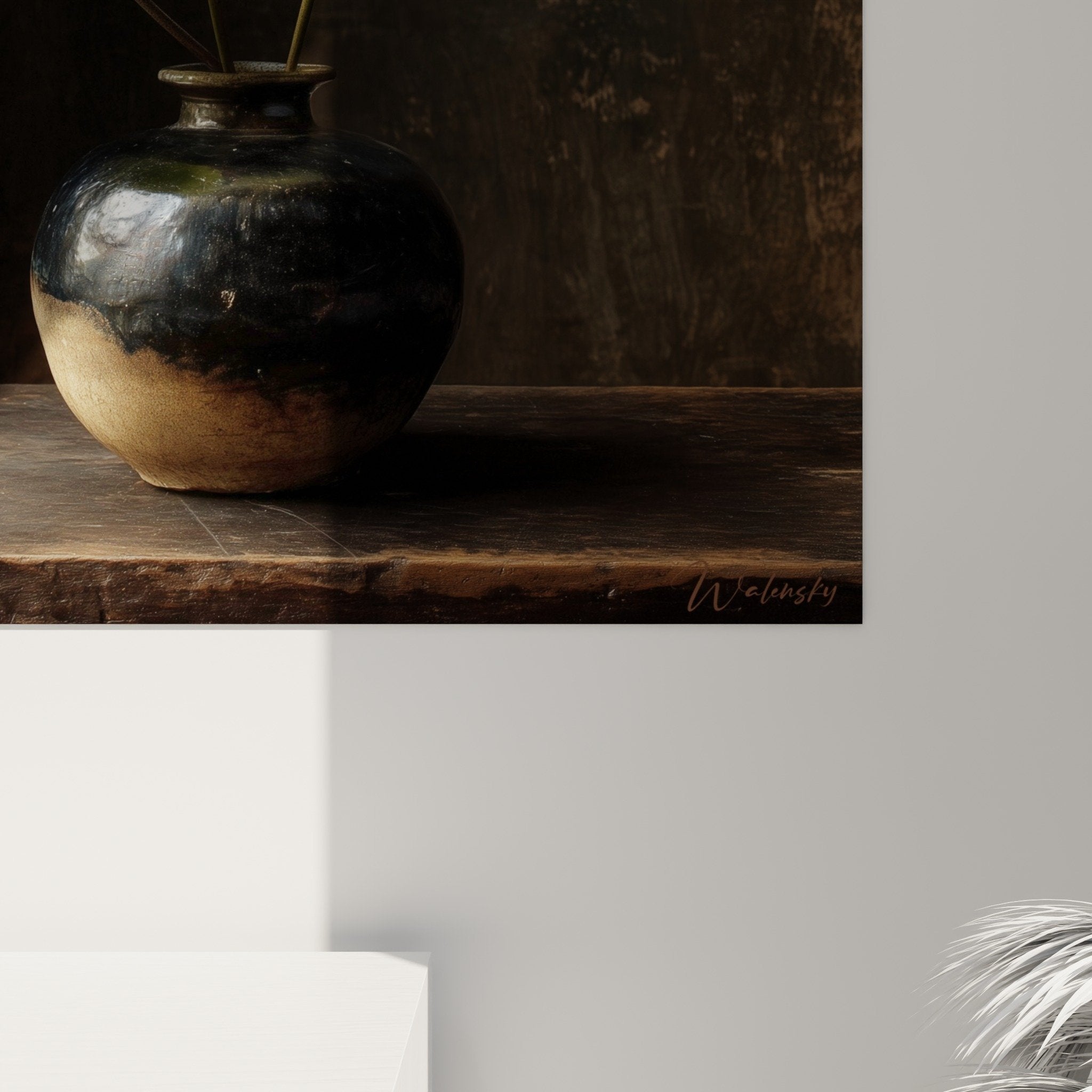 Vue d'ensemble tableau ikebana lotus blanc et noir dans intérieur contemporain aux tons naturels