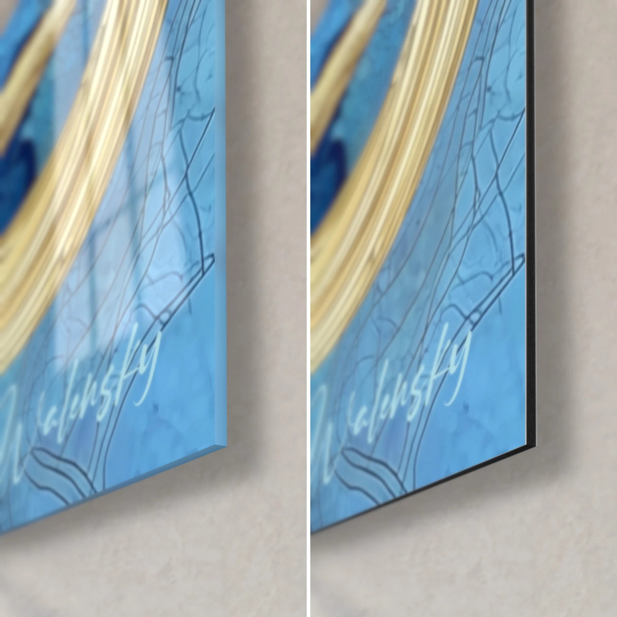 Gemälde Rüssel und gedrehter Stoßzahn aus goldfarbenem Elfenbein, glänzendes Acrylglas links, matt blaues Alu-Dibond rechts