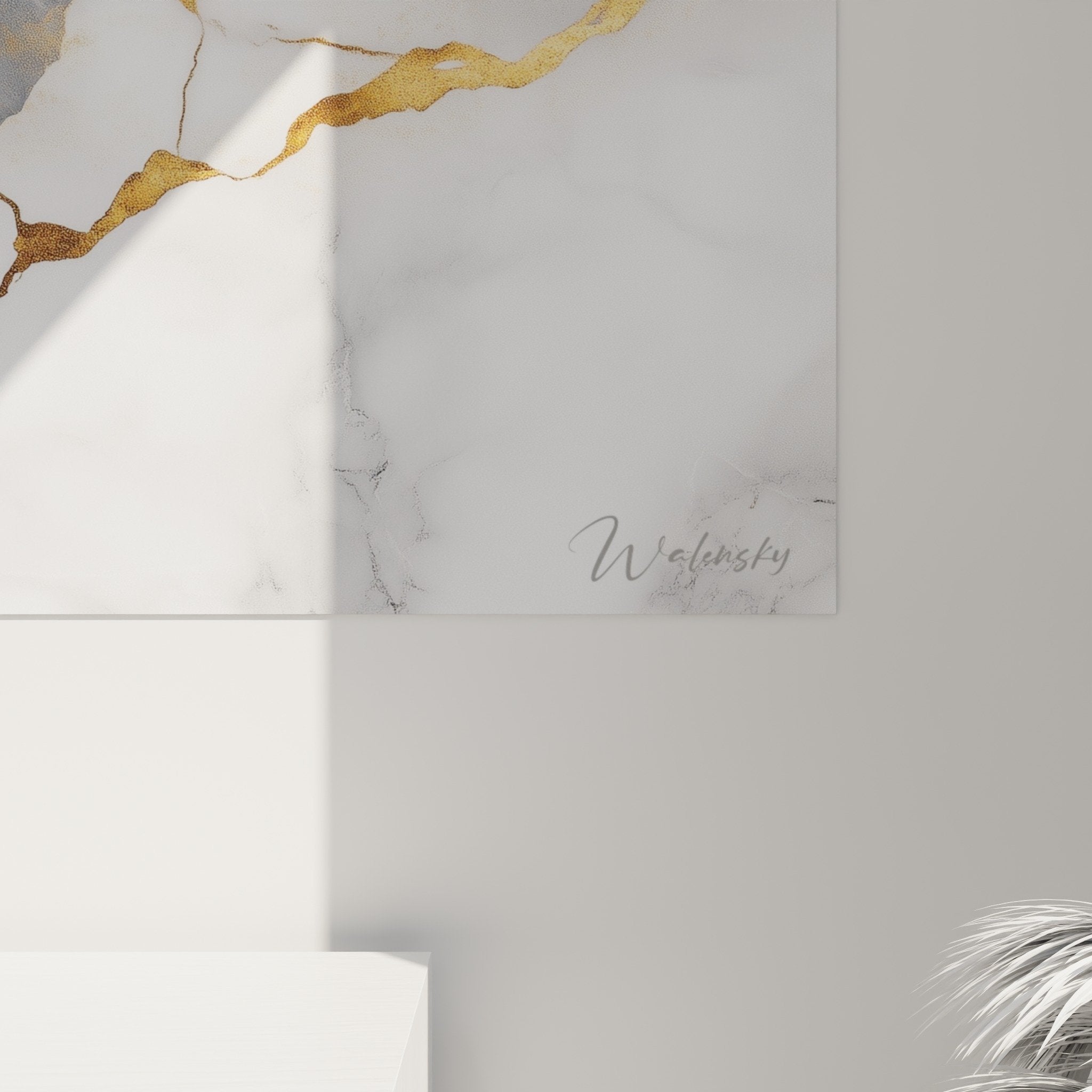 Vue d'ensemble tableau marbre abstrait dans intérieur contemporain, harmonie chromatique blanc gris or