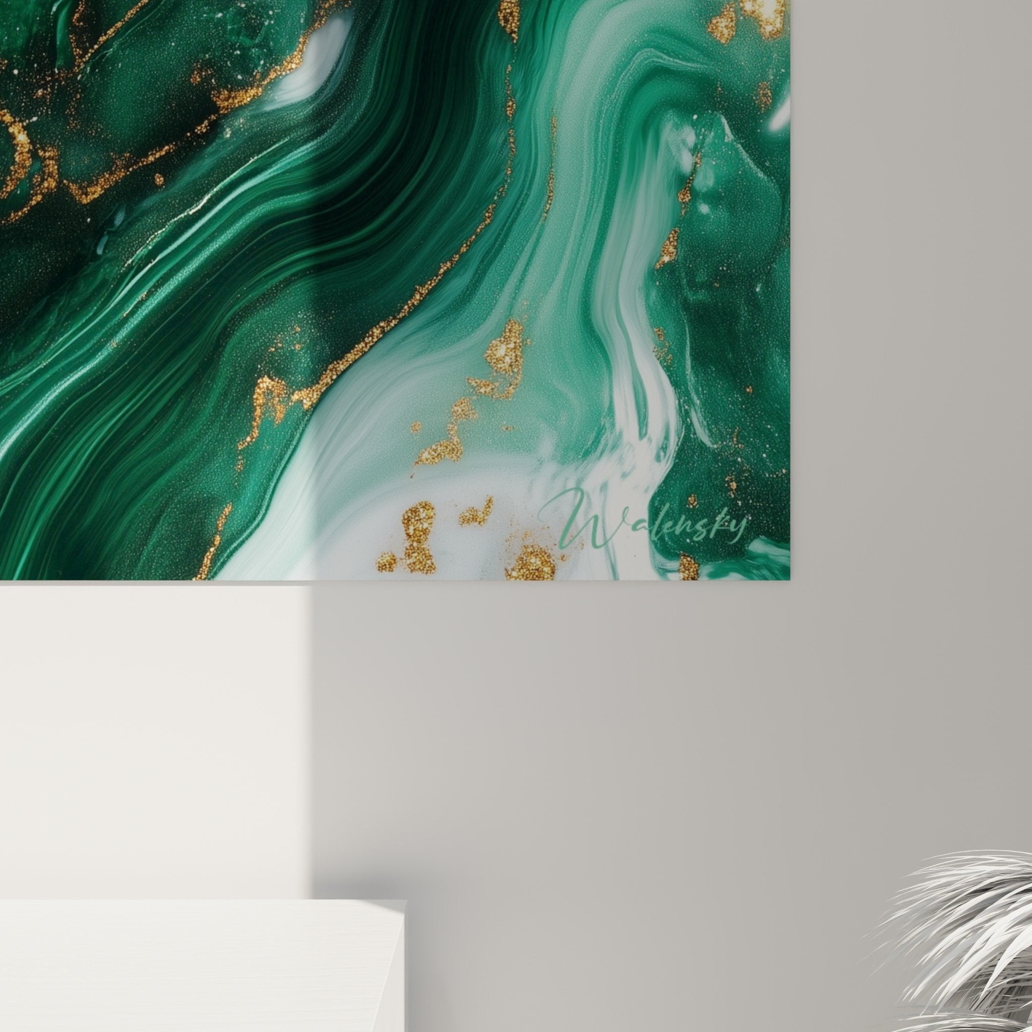 Vue d'ensemble tableau marbre abstrait dans intérieur moderne montrant harmonie couleurs émeraude blanc et or