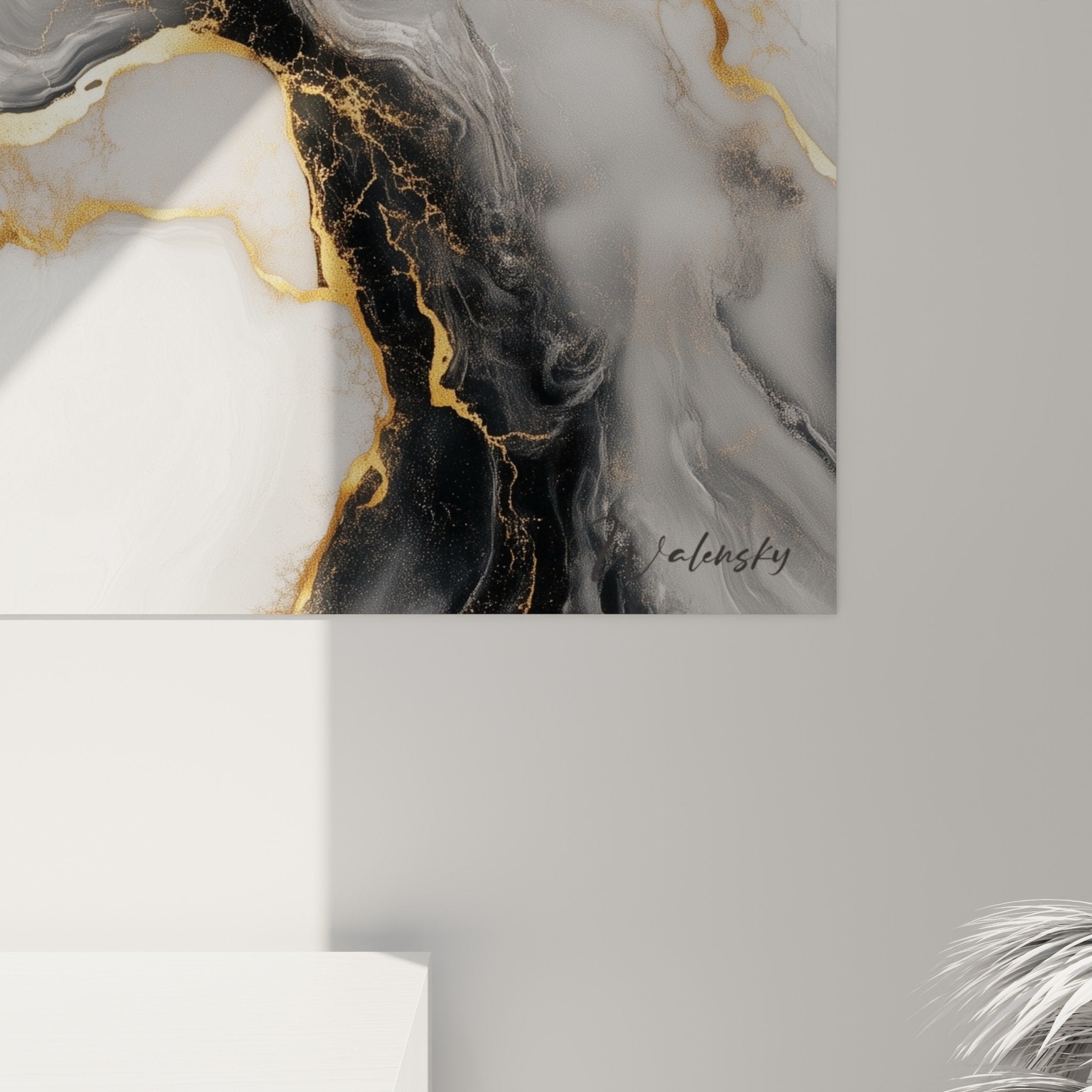 Vue d'ensemble du tableau marbre abstrait gris doré dans un intérieur moderne épuré