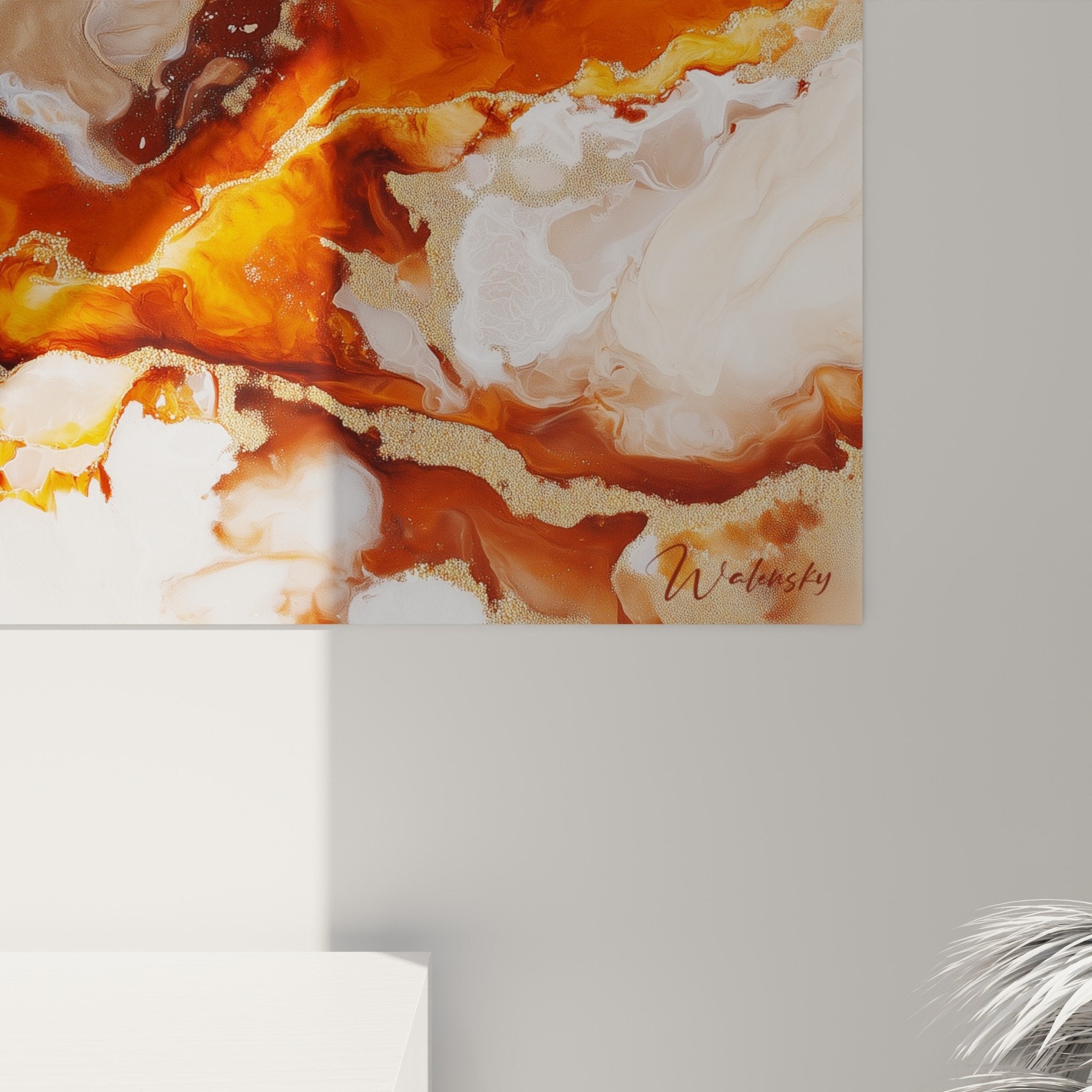 Vue d'ensemble du tableau marbre abstrait orange et blanc dans un intérieur contemporain éclairé
