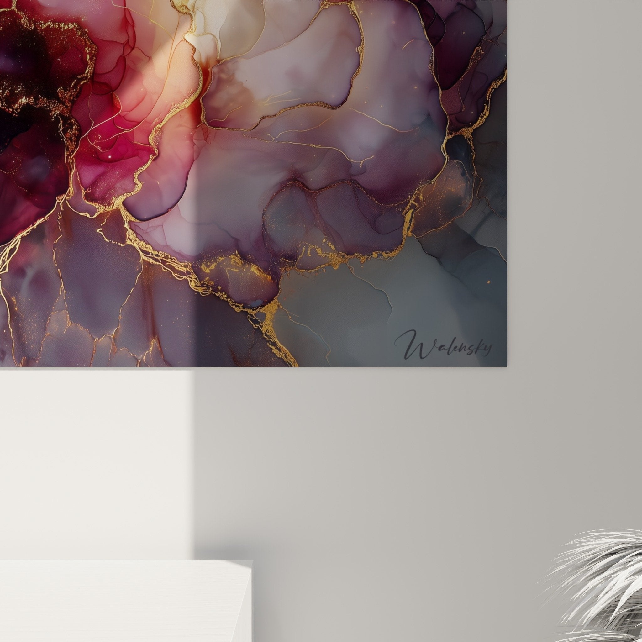 Vue ensemble tableau marbre abstrait nuages pourpres dores salon contemporain decoration murale