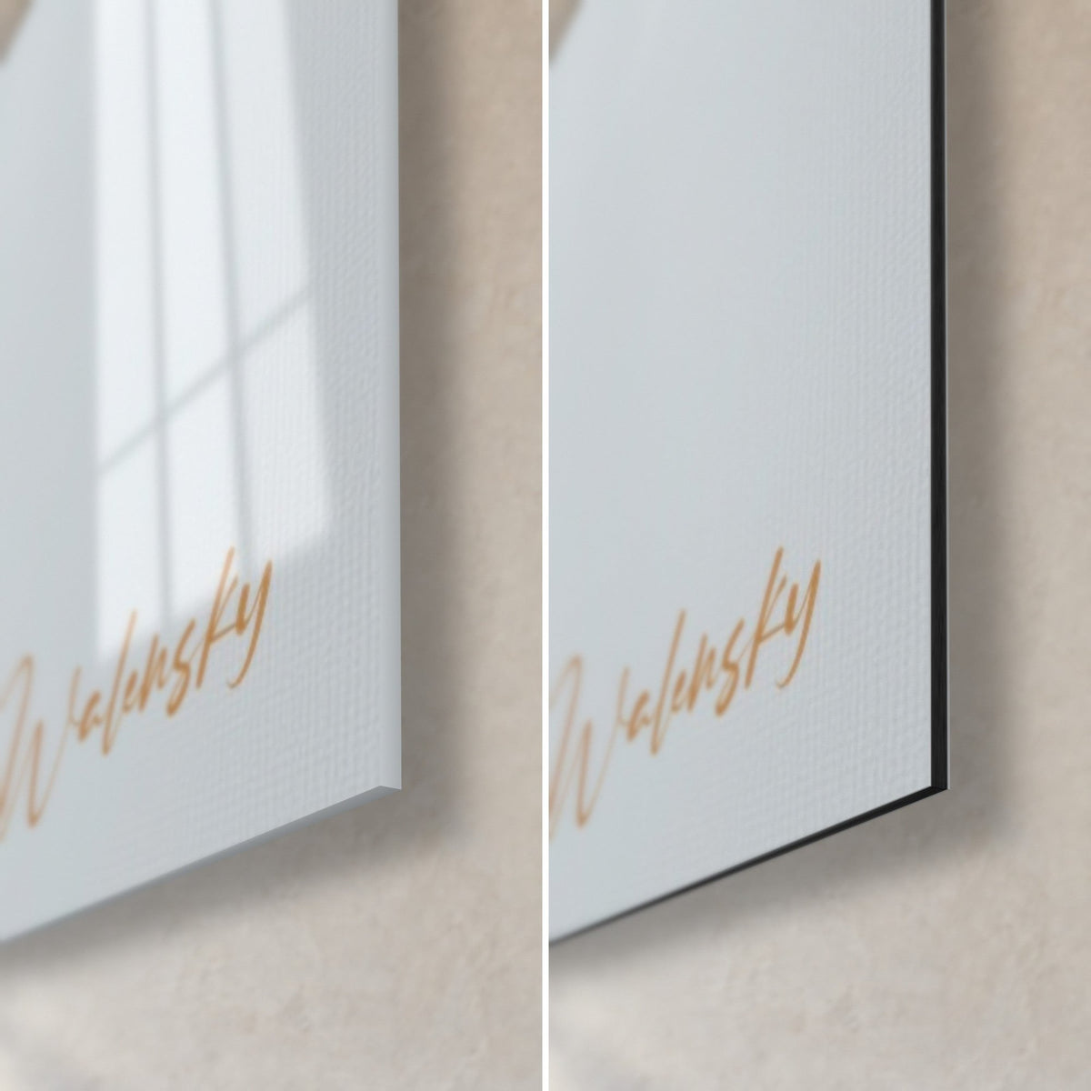 Tableau éclat doré sur fond blanc texturé, coin bas droit en verre brillant reflétant une fenêtre, face mate en alu noir