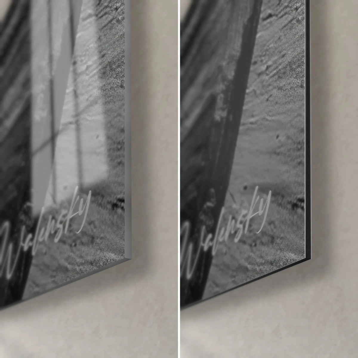 Tableau barque patinée en noir et blanc, coin bas droit : verre acrylique brillant à gauche, alu Dibond mat à droite, tranche de 3 mm