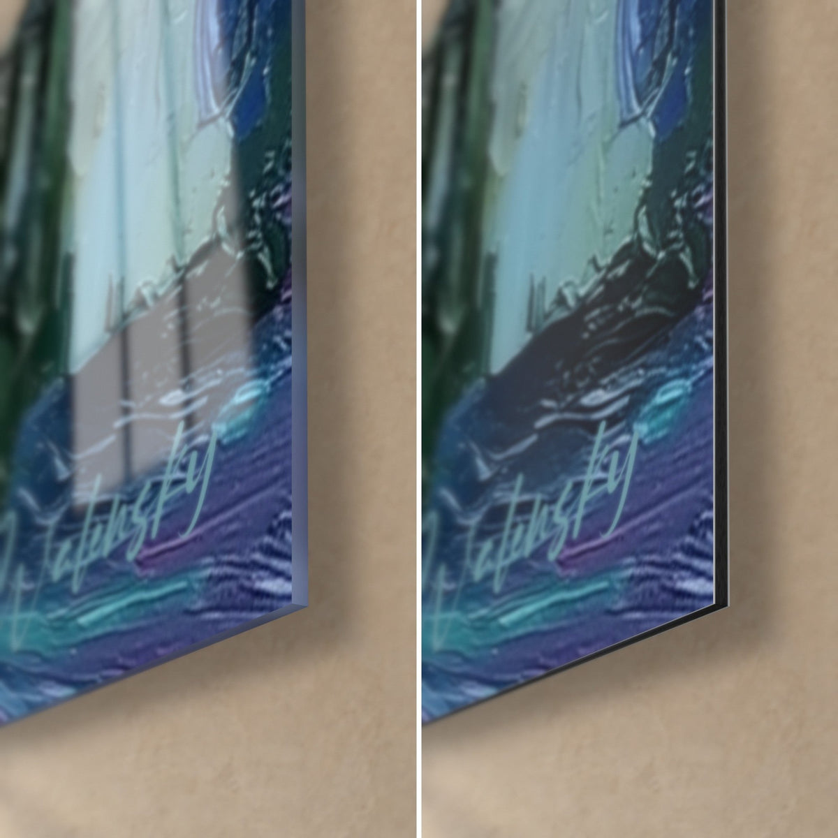 Tableau hameau méditerranéen peint au couteau, signature blanche en bas à droite, reflets sur le verre brillant et Dibond mat bleu turquoise