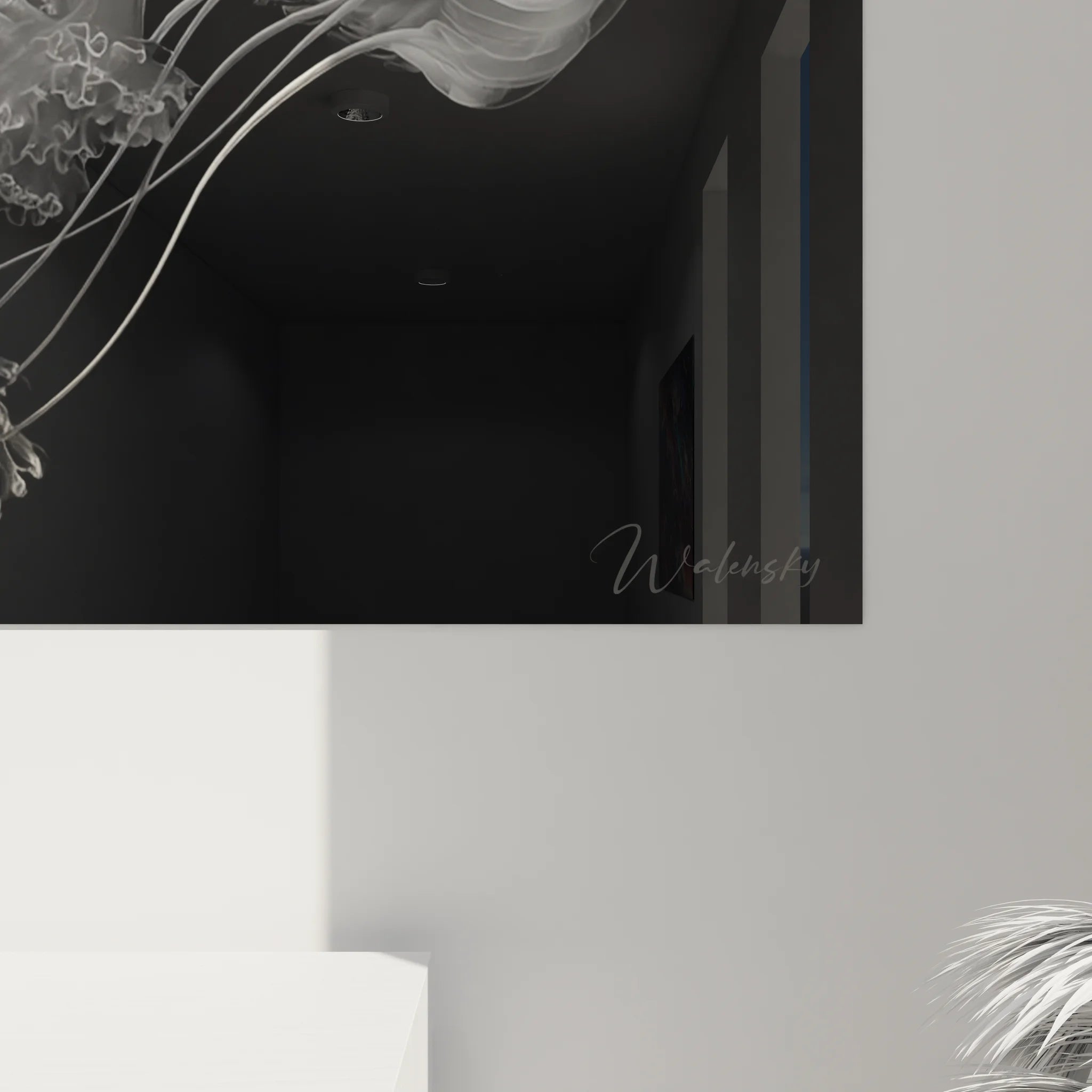 Vue d'ensemble tableau méduse noir et blanc dans salon contemporain élégant