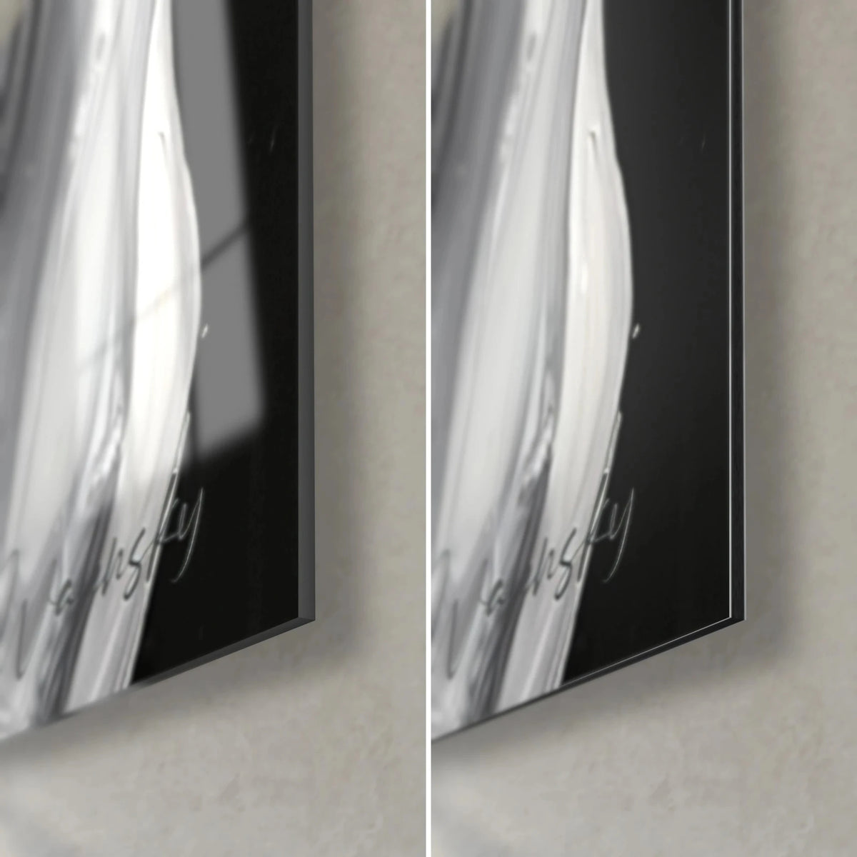 Tableau visage de femme fluide, coin bas droit : verre brillant à reflets, Dibond mat noir, tranche de 3 mm et signature grise