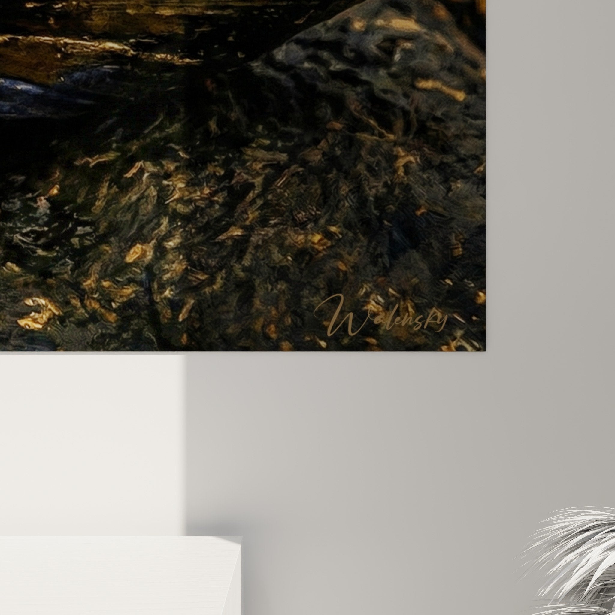 Übersichtsansicht Kunstwerk auf Felsen - Meerewerk mit metallischen Reflexionen