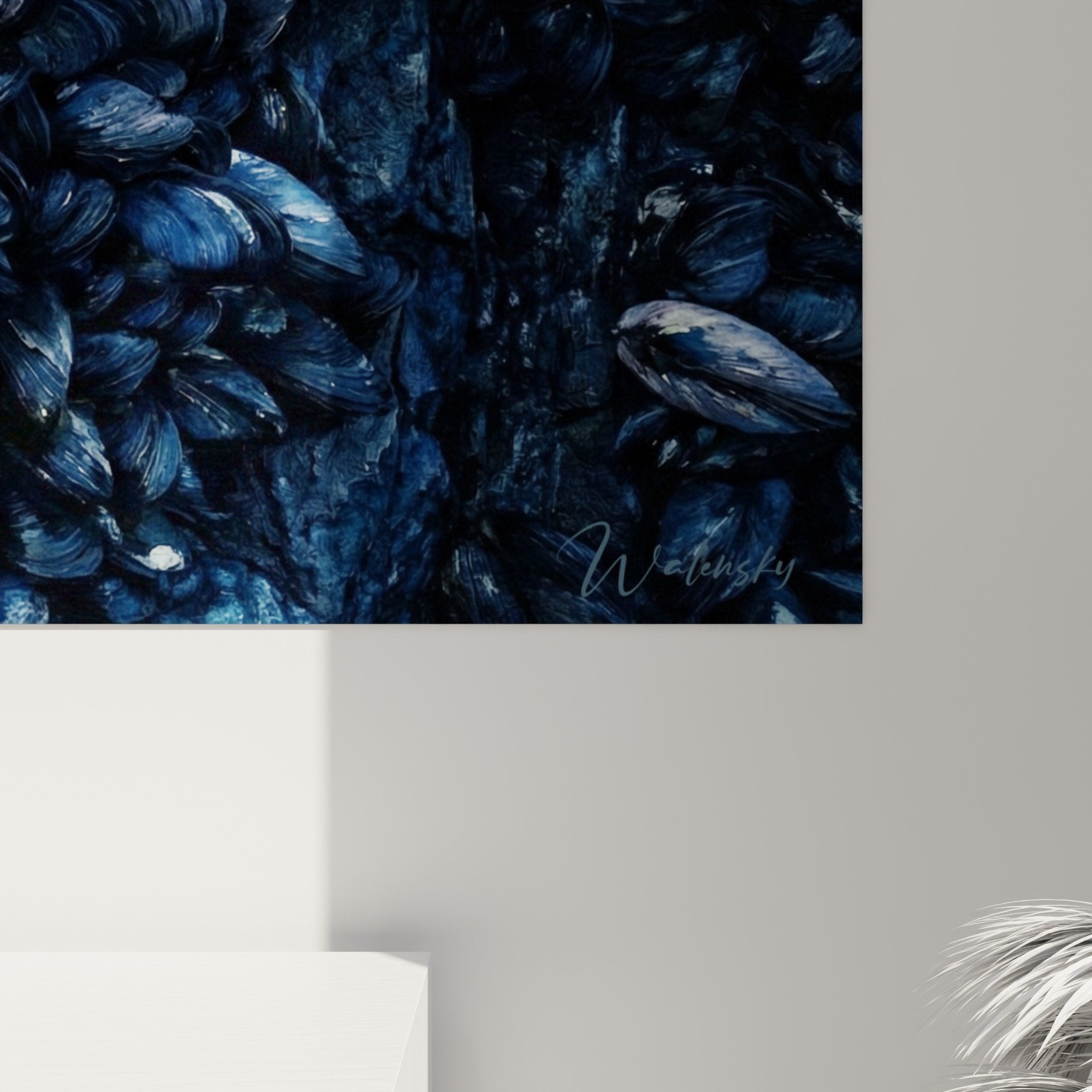 Überblick über Kunstdruck blaue Formen in zeitgenössischem Interieur im Marinestil mit natürlichen Möbeln