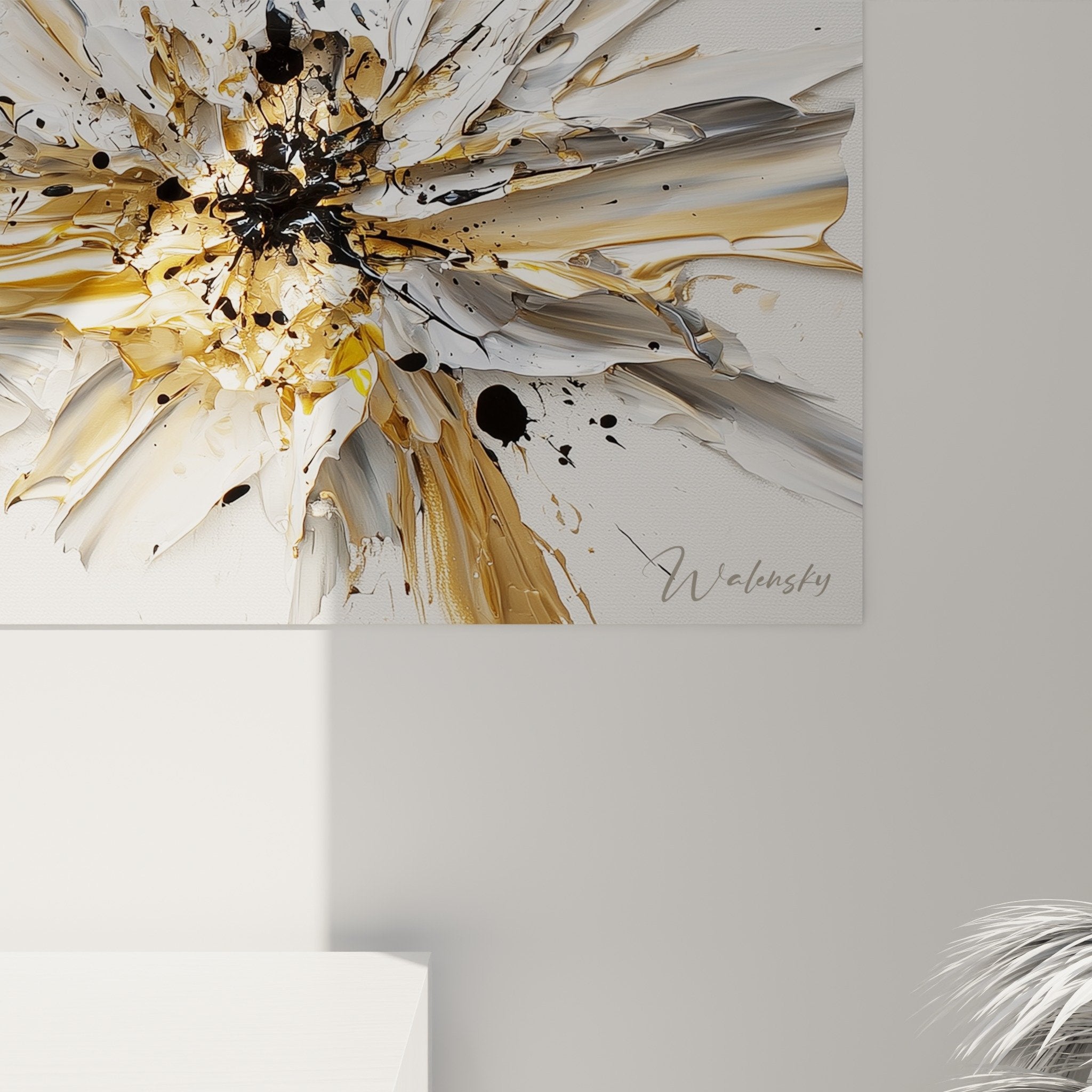 Vue ensemble tableau mural abstrait moderne composition explosive doree argentee decoration contemporaine