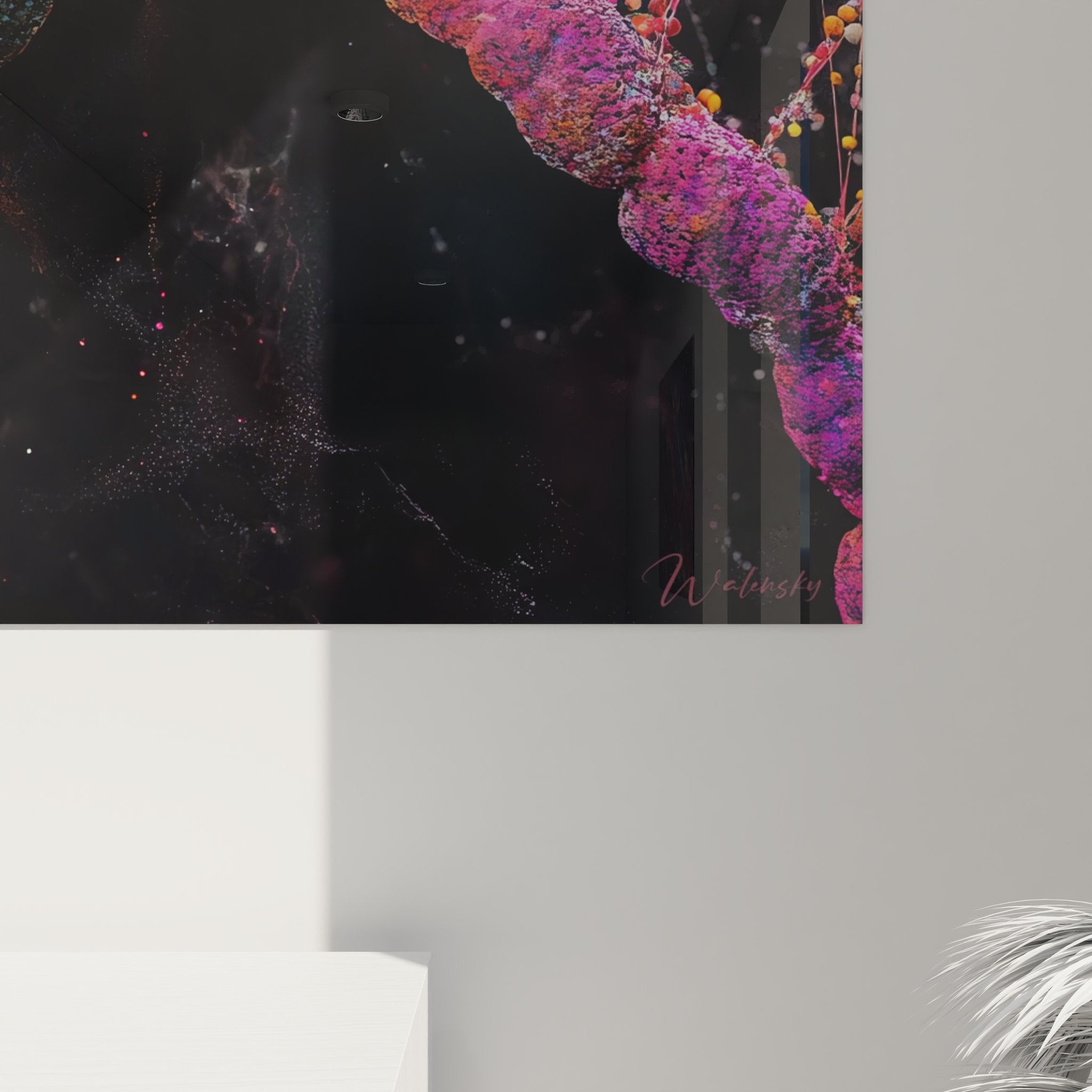 Vue d'ensemble du tableau mural ADN coloré dans un intérieur contemporain