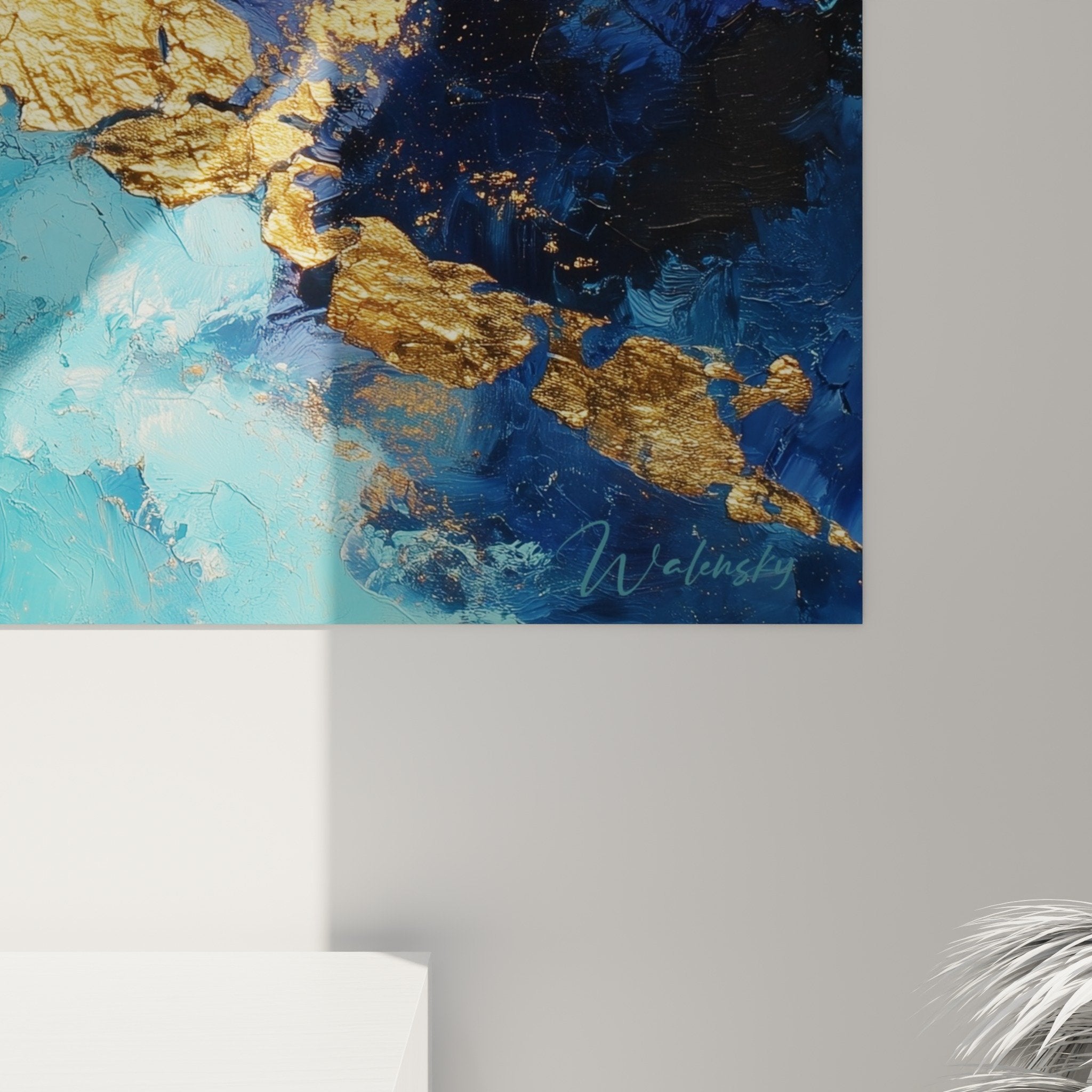 Vue ensemble tableau abstrait bleu or accroche mur blanc decoration interieur feng shui nord eau