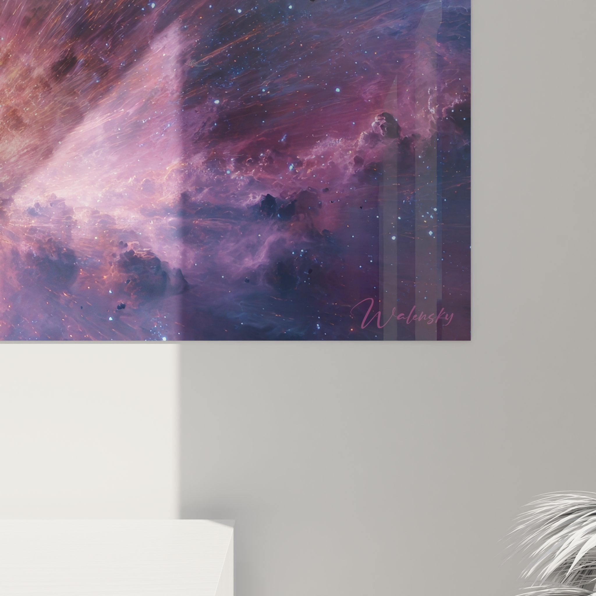 Vue ensemble tableau mural nébuleuse spatiale format panoramique sur mur blanc décoration moderne