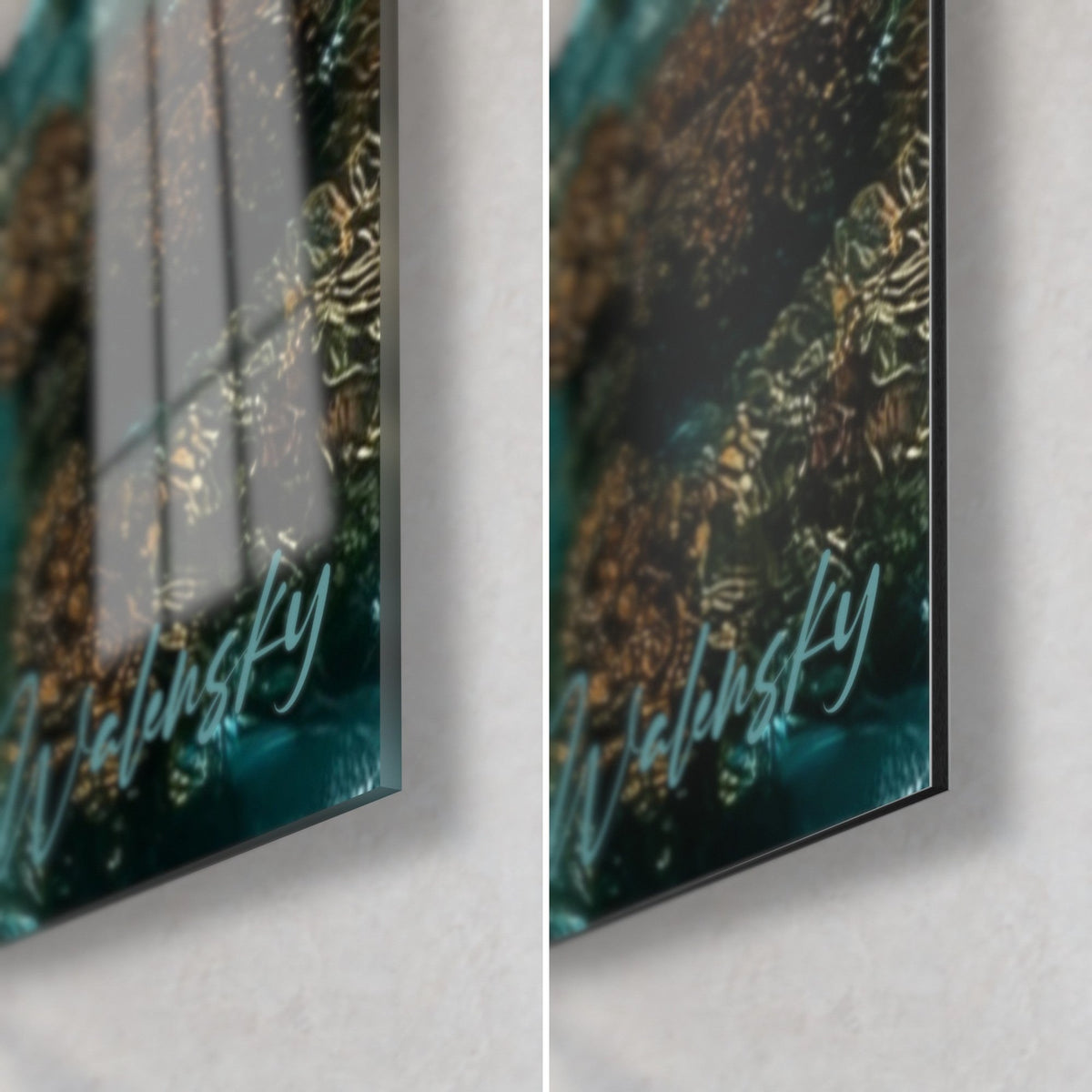 Tableau algues brunes sous une eau émeraude, coin bas droit : verre acrylique brillant à gauche, Dibond noir mat à droite