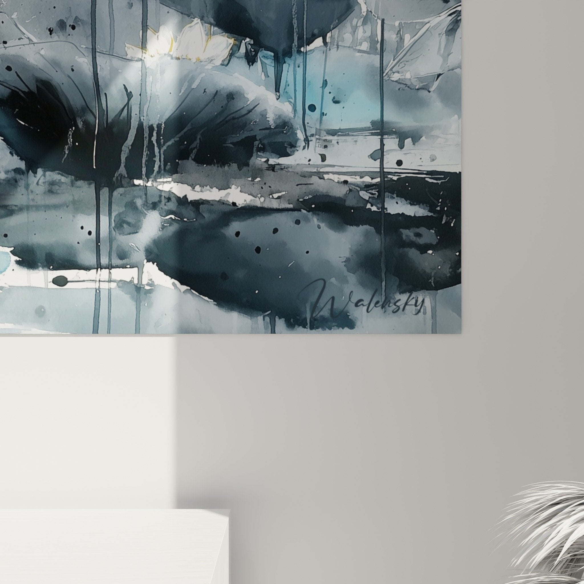 Vue d'ensemble du tableau nénuphars dans un intérieur contemporain aux couleurs harmonieuses